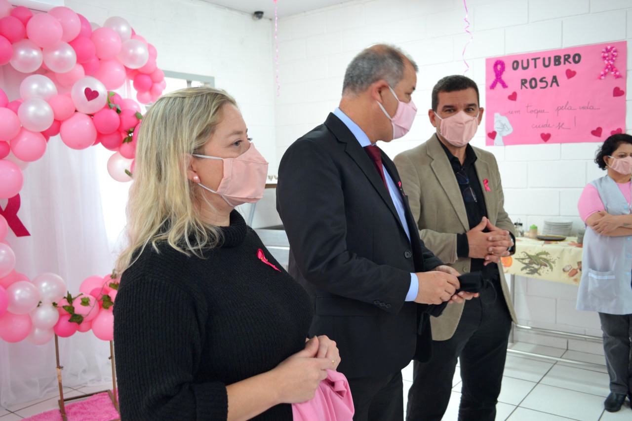 Setenta presas custodiadas na Penitenciária Feminina de Foz do Iguaçu ? Unidade de Progressão (PFF-UP) doaram seus cabelos para a confecção de perucas para mulheres em tratamento de câncer.  Os cortes foram feitos de forma voluntária pela equipe do Studio Vip, salão de beleza localizado em Santa Terezinha de Itaipu. Os cabelos serão doados ao setor de oncologia do Hospital Ministro Costa Cavalcanti, em Foz do Iguaçu. - Foz do Iguaçu, 28/10/2021 - Foto: Depen-Pr