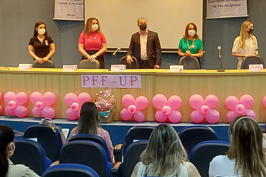 Setenta presas custodiadas na Penitenciária Feminina de Foz do Iguaçu ? Unidade de Progressão (PFF-UP) doaram seus cabelos para a confecção de perucas para mulheres em tratamento de câncer.  Os cortes foram feitos de forma voluntária pela equipe do Studio Vip, salão de beleza localizado em Santa Terezinha de Itaipu. Os cabelos serão doados ao setor de oncologia do Hospital Ministro Costa Cavalcanti, em Foz do Iguaçu. - Foz do Iguaçu, 28/10/2021 - Foto: Depen-Pr