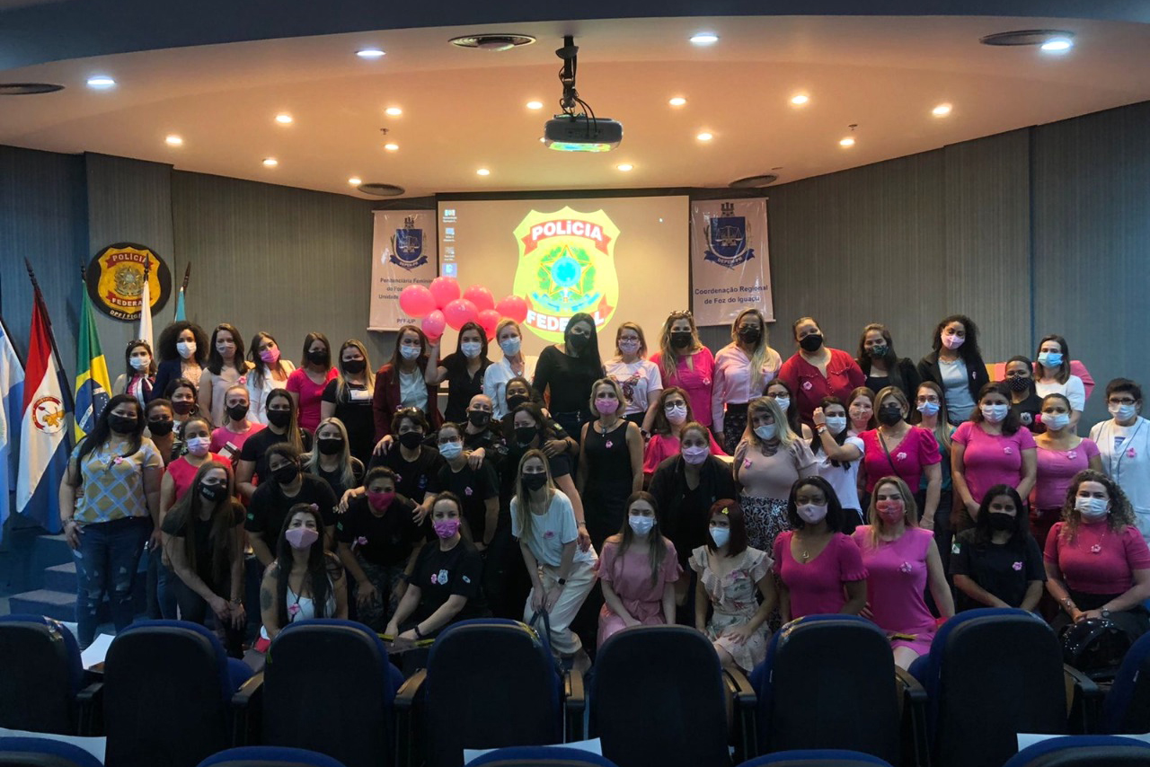 Setenta presas custodiadas na Penitenciária Feminina de Foz do Iguaçu ? Unidade de Progressão (PFF-UP) doaram seus cabelos para a confecção de perucas para mulheres em tratamento de câncer.  Os cortes foram feitos de forma voluntária pela equipe do Studio Vip, salão de beleza localizado em Santa Terezinha de Itaipu. Os cabelos serão doados ao setor de oncologia do Hospital Ministro Costa Cavalcanti, em Foz do Iguaçu. - Foz do Iguaçu, 28/10/2021 - Foto: Depen-Pr