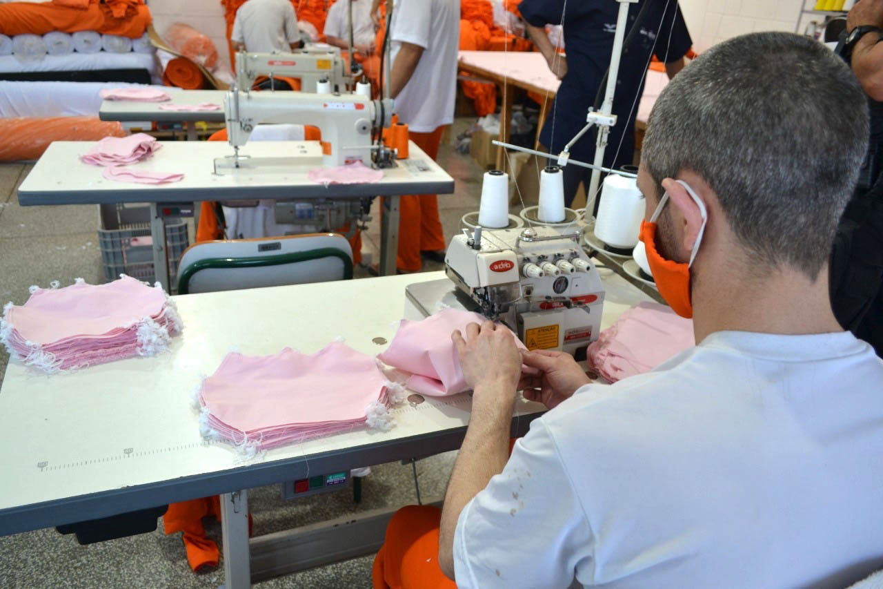 Setenta presas custodiadas na Penitenciária Feminina de Foz do Iguaçu ? Unidade de Progressão (PFF-UP) doaram seus cabelos para a confecção de perucas para mulheres em tratamento de câncer.  Os cortes foram feitos de forma voluntária pela equipe do Studio Vip, salão de beleza localizado em Santa Terezinha de Itaipu. Os cabelos serão doados ao setor de oncologia do Hospital Ministro Costa Cavalcanti, em Foz do Iguaçu. - Foz do Iguaçu, 28/10/2021 - Foto: Depen-Pr