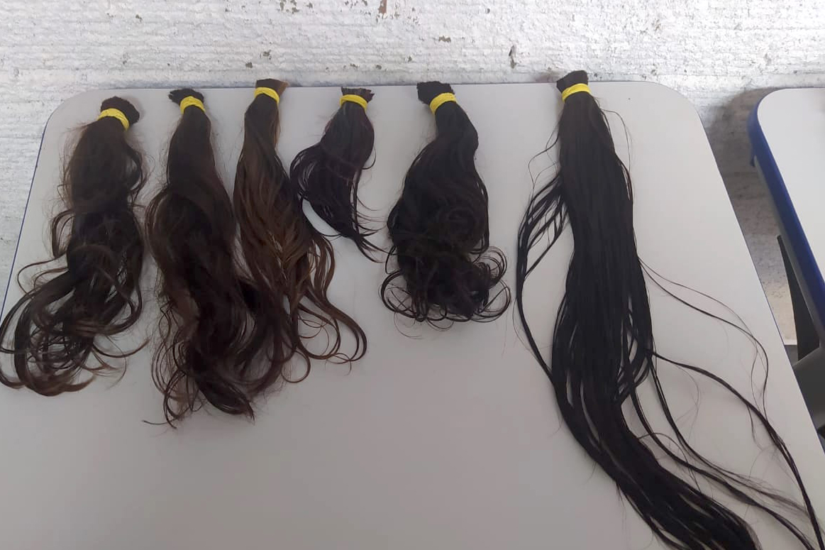 Setenta presas custodiadas na Penitenciária Feminina de Foz do Iguaçu ? Unidade de Progressão (PFF-UP) doaram seus cabelos para a confecção de perucas para mulheres em tratamento de câncer.  Os cortes foram feitos de forma voluntária pela equipe do Studio Vip, salão de beleza localizado em Santa Terezinha de Itaipu. Os cabelos serão doados ao setor de oncologia do Hospital Ministro Costa Cavalcanti, em Foz do Iguaçu. - Foz do Iguaçu, 28/10/2021 - Foto: Depen-Pr