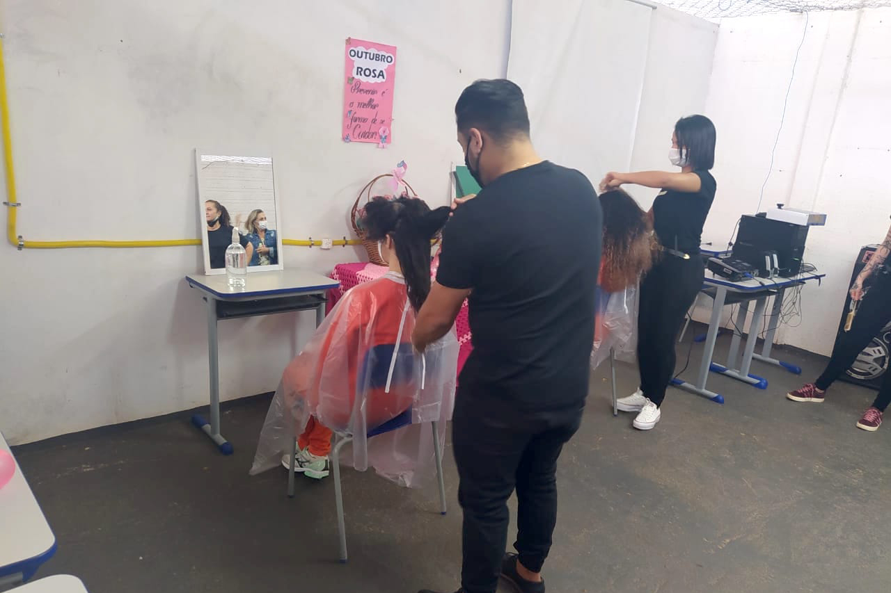 Setenta presas custodiadas na Penitenciária Feminina de Foz do Iguaçu ? Unidade de Progressão (PFF-UP) doaram seus cabelos para a confecção de perucas para mulheres em tratamento de câncer.  Os cortes foram feitos de forma voluntária pela equipe do Studio Vip, salão de beleza localizado em Santa Terezinha de Itaipu. Os cabelos serão doados ao setor de oncologia do Hospital Ministro Costa Cavalcanti, em Foz do Iguaçu. - Foz do Iguaçu, 28/10/2021 - Foto: Depen-Pr