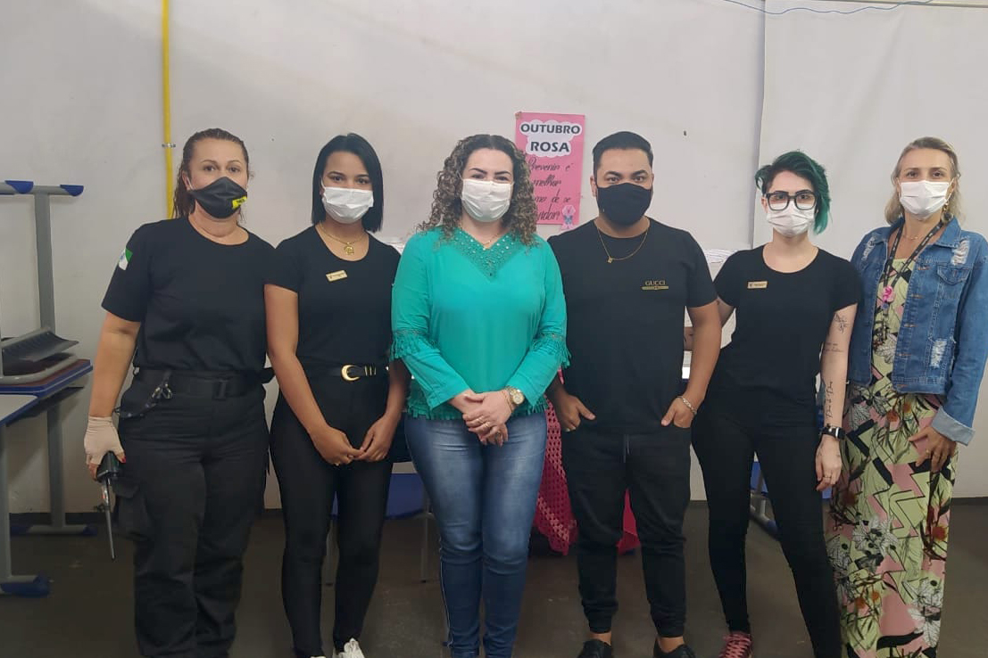 Setenta presas custodiadas na Penitenciária Feminina de Foz do Iguaçu ? Unidade de Progressão (PFF-UP) doaram seus cabelos para a confecção de perucas para mulheres em tratamento de câncer.  Os cortes foram feitos de forma voluntária pela equipe do Studio Vip, salão de beleza localizado em Santa Terezinha de Itaipu. Os cabelos serão doados ao setor de oncologia do Hospital Ministro Costa Cavalcanti, em Foz do Iguaçu. - Foz do Iguaçu, 28/10/2021 - Foto: Depen-Pr