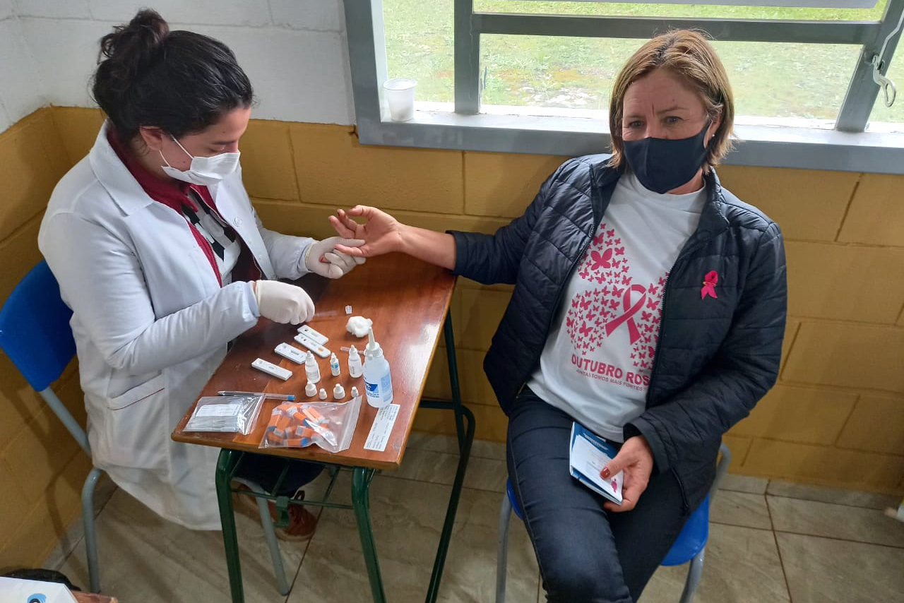 Setenta presas custodiadas na Penitenciária Feminina de Foz do Iguaçu ? Unidade de Progressão (PFF-UP) doaram seus cabelos para a confecção de perucas para mulheres em tratamento de câncer.  Os cortes foram feitos de forma voluntária pela equipe do Studio Vip, salão de beleza localizado em Santa Terezinha de Itaipu. Os cabelos serão doados ao setor de oncologia do Hospital Ministro Costa Cavalcanti, em Foz do Iguaçu. - Foz do Iguaçu, 28/10/2021 - Foto: Depen-Pr