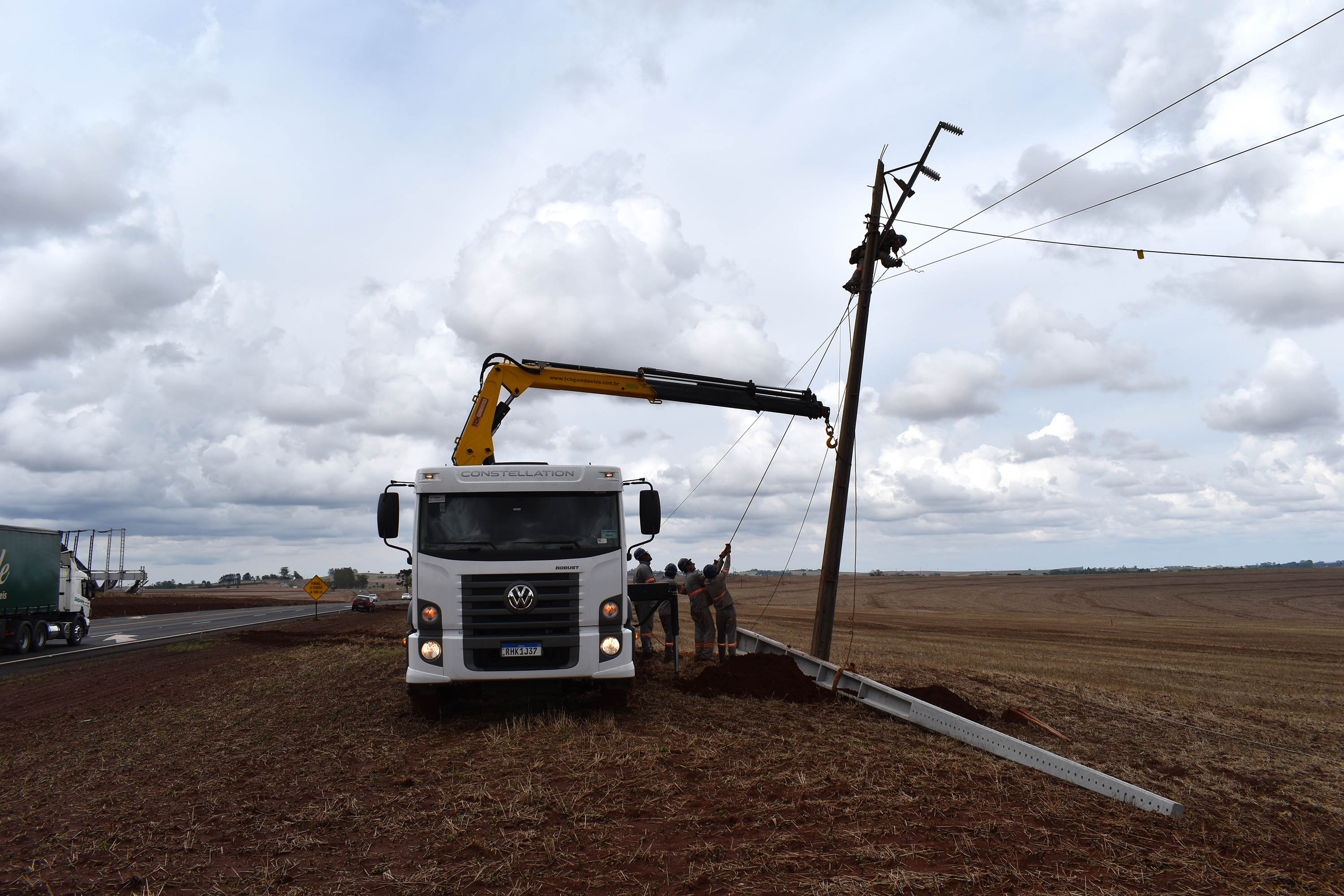 LONDRINA - Os temporais que castigaram as regiões Sudoeste, Oeste, Noroeste e Norte do Paraná no mês de outubro já causaram, somados, mais danos ao sistema elétrico da Copel do que o ciclone-bomba, evento climático excepcional que atingiu o Leste do Paraná em junho de 2020