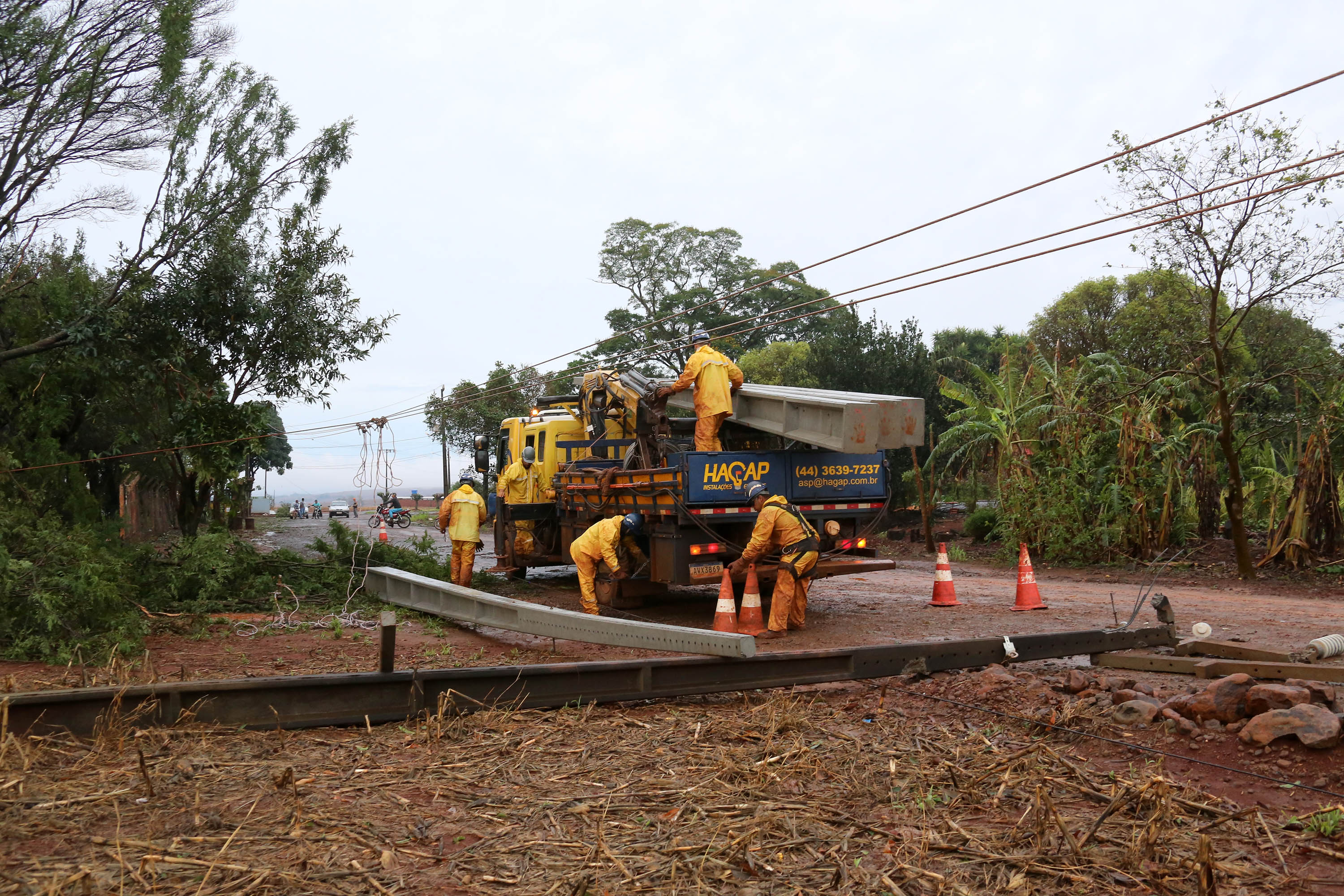 REGIÃO DE TOLEDO - Os temporais que castigaram as regiões Sudoeste, Oeste, Noroeste e Norte do Paraná no mês de outubro já causaram, somados, mais danos ao sistema elétrico da Copel do que o ciclone-bomba, evento climático excepcional que atingiu o Leste do Paraná em junho de 2020