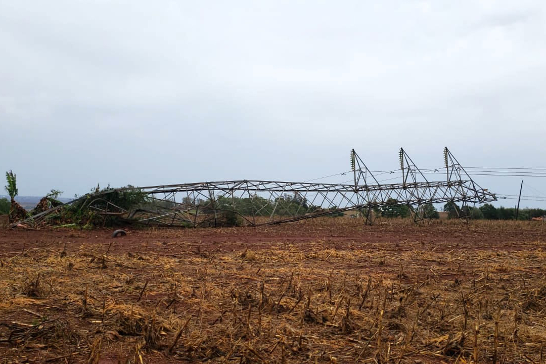 Os temporais que castigaram as regiões Sudoeste, Oeste, Noroeste e Norte do Paraná no mês de outubro já causaram, somados, mais danos ao sistema elétrico da Copel do que o ciclone-bomba, evento climático excepcional que atingiu o Leste do Paraná em junho de 2020.  Só neste mês, já foram quatro fortes tempestades nestas regiões, deixando uma soma de 3.751 postes quebrados e 67,4 mil ocorrências atendidas ? número mais de três vezes maior que a média mensal.