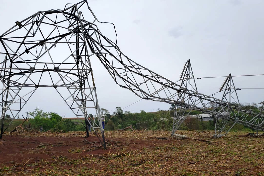 Os temporais que castigaram as regiões Sudoeste, Oeste, Noroeste e Norte do Paraná no mês de outubro já causaram, somados, mais danos ao sistema elétrico da Copel do que o ciclone-bomba, evento climático excepcional que atingiu o Leste do Paraná em junho de 2020.  Só neste mês, já foram quatro fortes tempestades nestas regiões, deixando uma soma de 3.751 postes quebrados e 67,4 mil ocorrências atendidas ? número mais de três vezes maior que a média mensal.