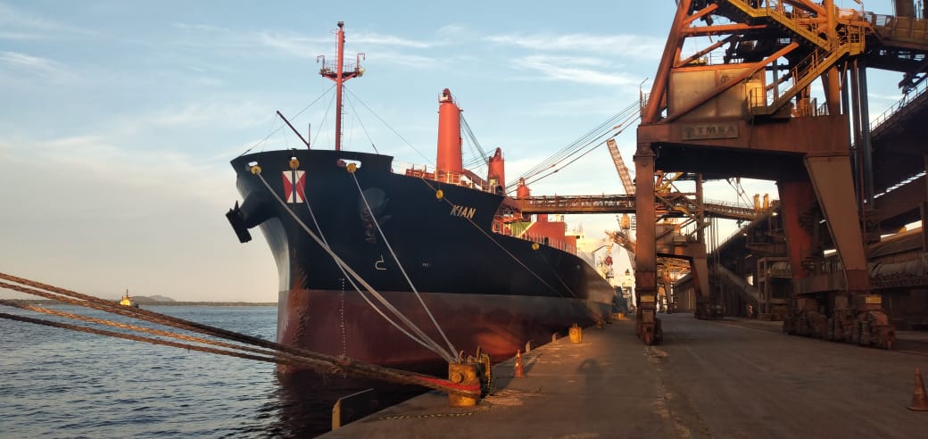 No Corredor de Exportação Leste do Porto de Paranaguá (Corex), duas operações em andamento chamam a atenção por fugirem da rotina do complexo portuário, pelo tipo de produto e modalidade de transporte adotado. A primeira pelo embarque de trigo para navegação interior (cabotagem). Outra, pelo sentido da carga e pela produtividade: 11 mil toneladas de milho de importação foram descarregadas em 24 horas. Foto: Portos do Paraná