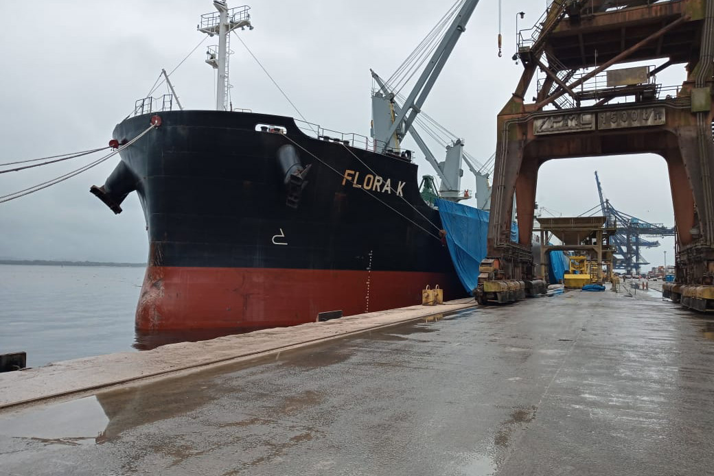 No Corredor de Exportação Leste do Porto de Paranaguá (Corex), duas operações em andamento chamam a atenção por fugirem da rotina do complexo portuário, pelo tipo de produto e modalidade de transporte adotado. A primeira pelo embarque de trigo para navegação interior (cabotagem). Outra, pelo sentido da carga e pela produtividade: 11 mil toneladas de milho de importação foram descarregadas em 24 horas. Foto: Portos do Paraná