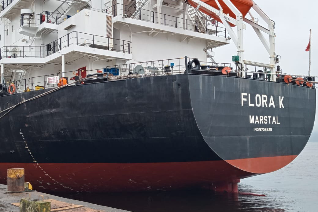 No Corredor de Exportação Leste do Porto de Paranaguá (Corex), duas operações em andamento chamam a atenção por fugirem da rotina do complexo portuário, pelo tipo de produto e modalidade de transporte adotado. A primeira pelo embarque de trigo para navegação interior (cabotagem). Outra, pelo sentido da carga e pela produtividade: 11 mil toneladas de milho de importação foram descarregadas em 24 horas. Foto: Portos do Paraná