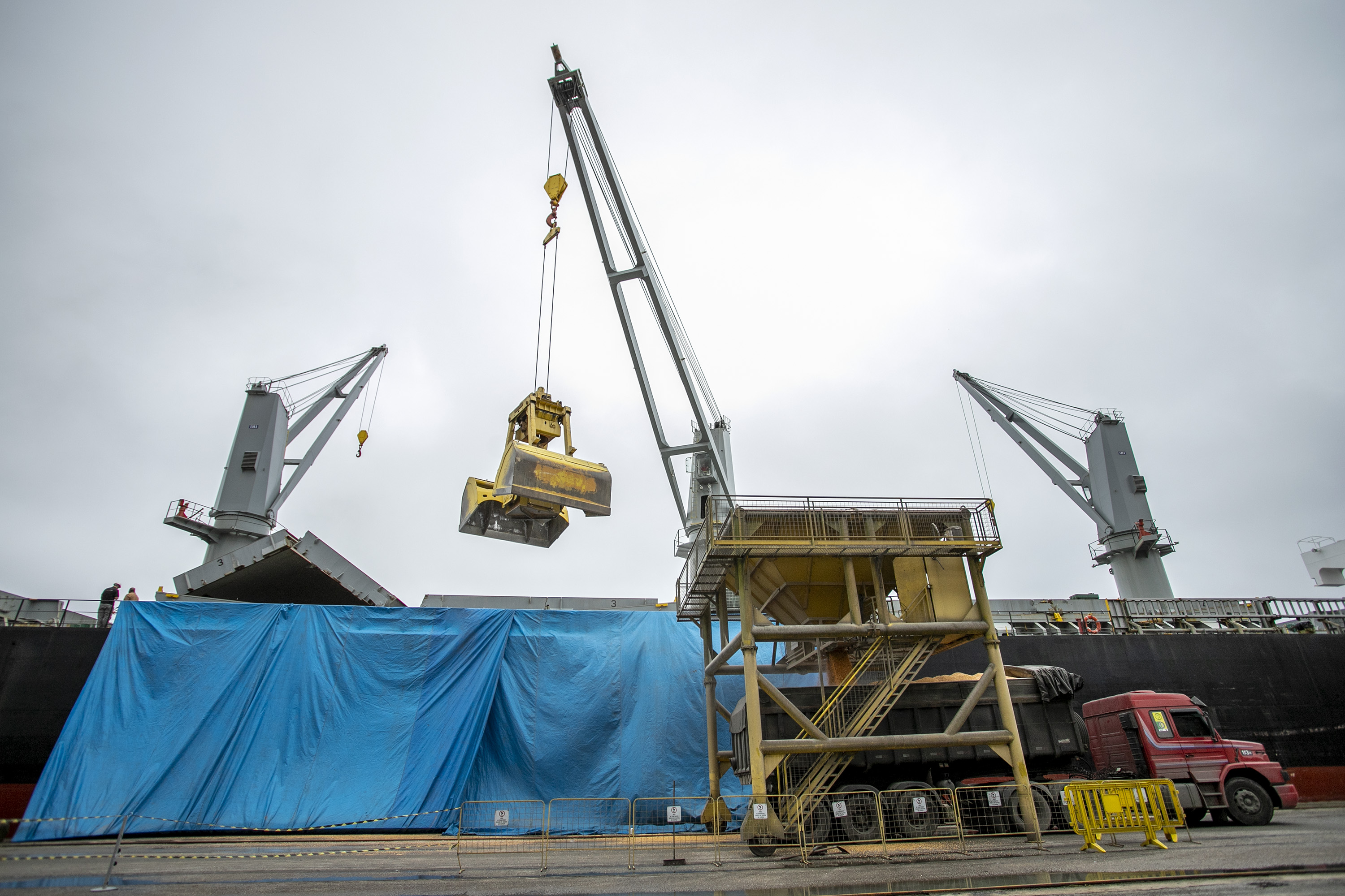 No Corredor de Exportação Leste do Porto de Paranaguá (Corex), duas operações em andamento chamam a atenção por fugirem da rotina do complexo portuário, pelo tipo de produto e modalidade de transporte adotado. A primeira pelo embarque de trigo para navegação interior (cabotagem). Outra, pelo sentido da carga e pela produtividade: 11 mil toneladas de milho de importação foram descarregadas em 24 horas. Foto: Claudio Neves/Portos do Paraná