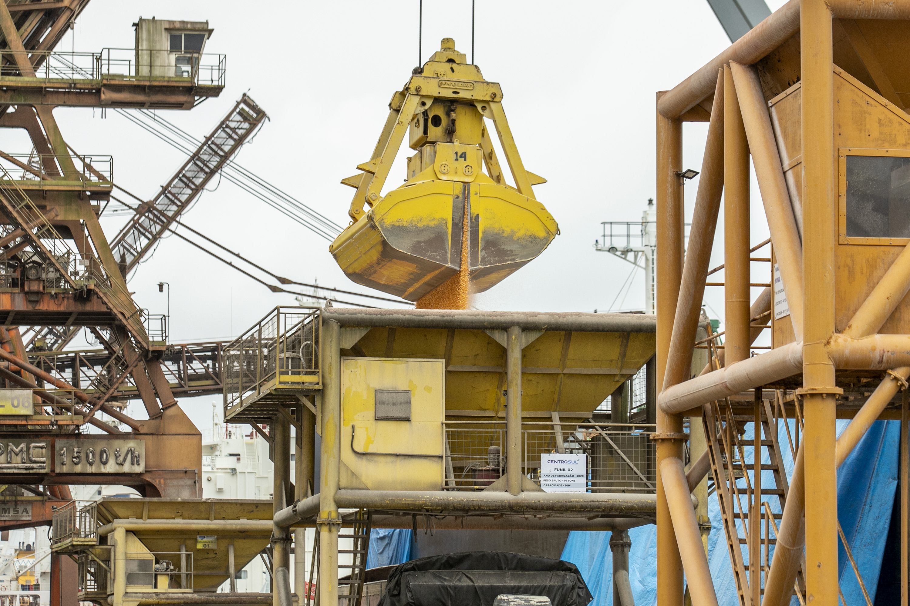 No Corredor de Exportação Leste do Porto de Paranaguá (Corex), duas operações em andamento chamam a atenção por fugirem da rotina do complexo portuário, pelo tipo de produto e modalidade de transporte adotado. A primeira pelo embarque de trigo para navegação interior (cabotagem). Outra, pelo sentido da carga e pela produtividade: 11 mil toneladas de milho de importação foram descarregadas em 24 horas. Foto: Claudio Neves/Portos do Paraná