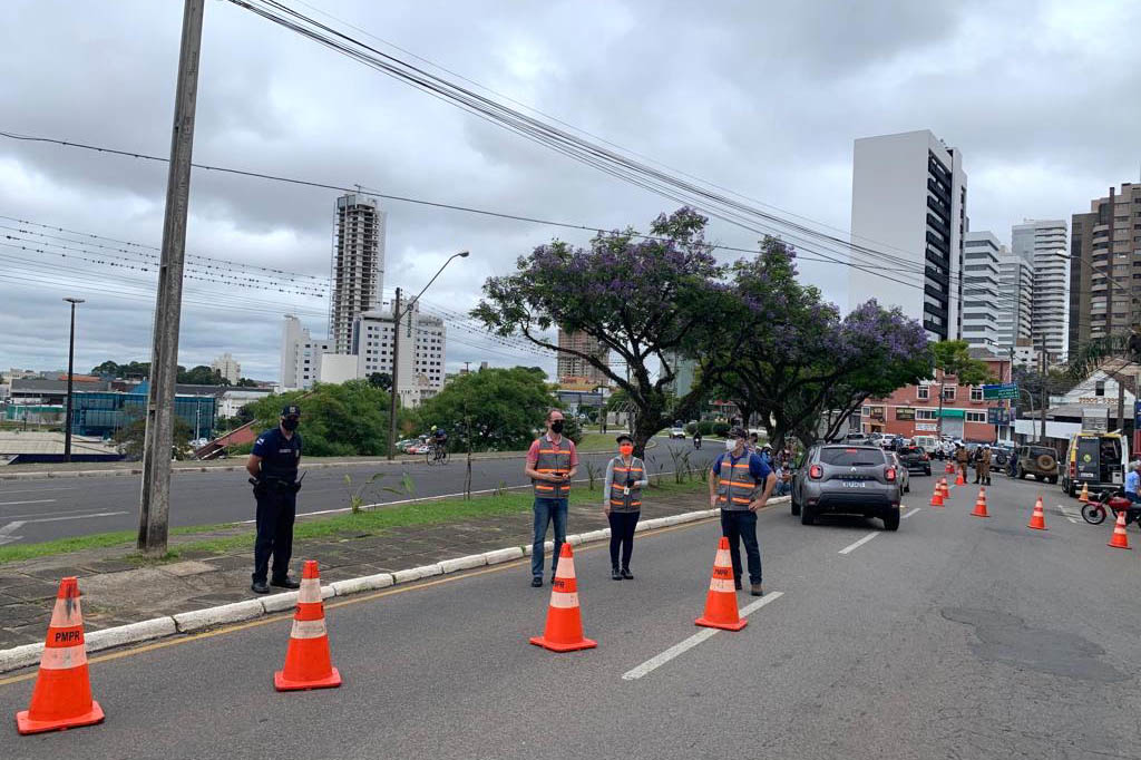 A Receita Estadual do Paraná promoveu nesta quinta-feira (28) a operação volante para fiscalizar o recolhimento do Imposto sobre Propriedade de Veículos Automotores (IPVA) em Ponta Grossa e região. A ação aconteceu na região central da cidade. - Curitiba, 28/10/2021 - Foto: SEFA