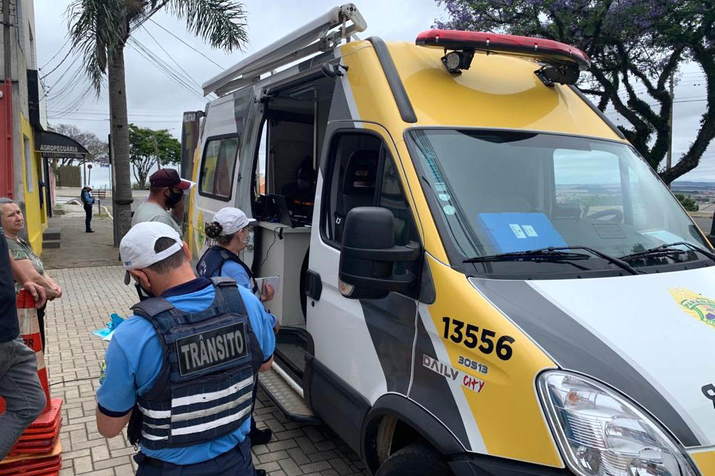 A Receita Estadual do Paraná promoveu nesta quinta-feira (28) a operação volante para fiscalizar o recolhimento do Imposto sobre Propriedade de Veículos Automotores (IPVA) em Ponta Grossa e região. A ação aconteceu na região central da cidade. - Curitiba, 28/10/2021 - Foto: SEFA