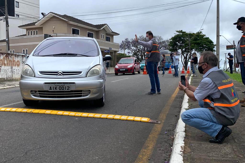 A Receita Estadual do Paraná promoveu nesta quinta-feira (28) a operação volante para fiscalizar o recolhimento do Imposto sobre Propriedade de Veículos Automotores (IPVA) em Ponta Grossa e região. A ação aconteceu na região central da cidade. - Curitiba, 28/10/2021 - Foto: SEFA
