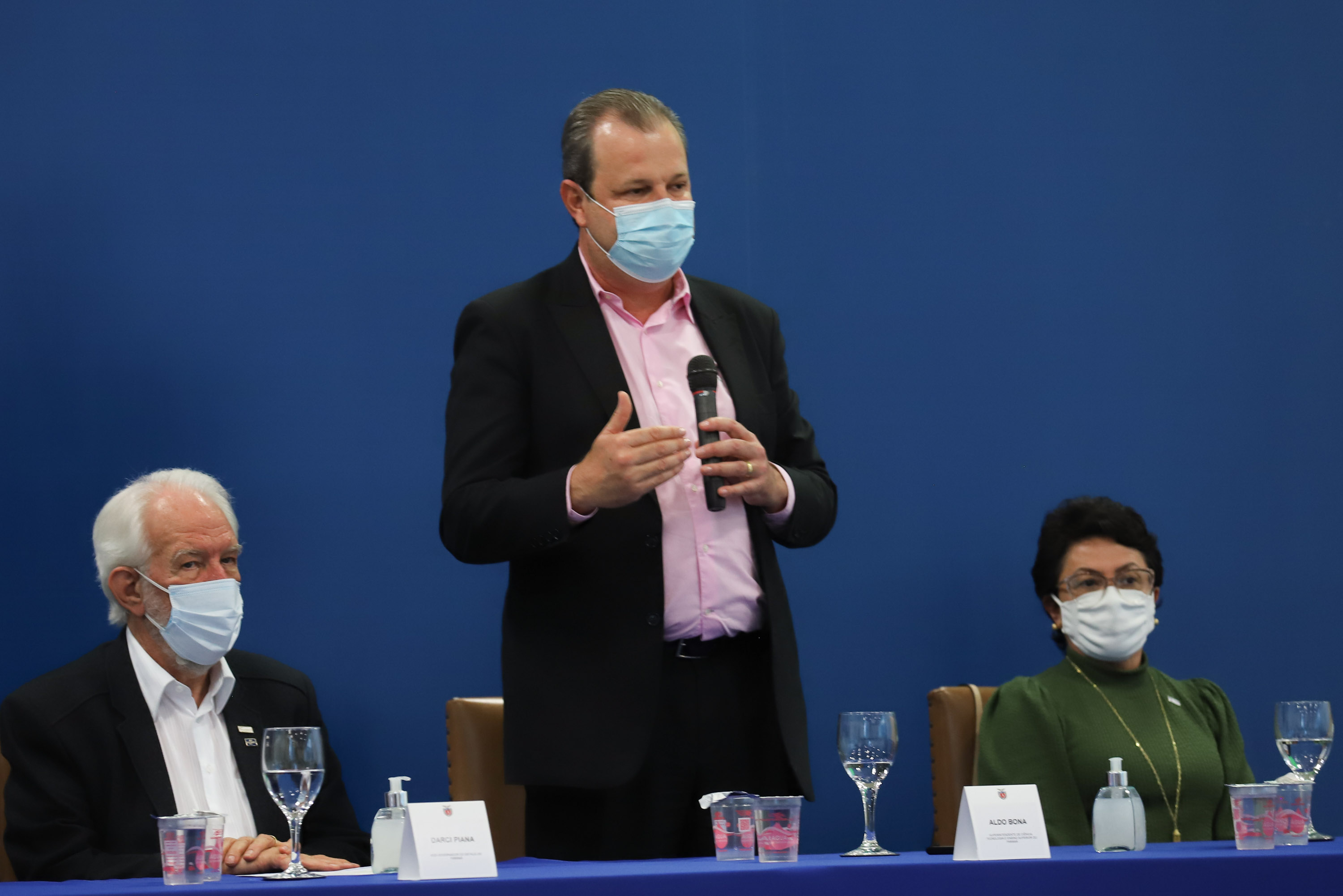 O vice governador Darci Piana e o o superintendente da Ciência, Tecnologia e Ensino Superior, Aldo Bona participam, nesta quinta-feira (28), da entrega do 34 Premio Paranaense de Ciencia e Tecnologia,  no Palacio Iguacu.   Curitiba, 28/10/2021 -  Foto: Geraldo Bubniak/AEN