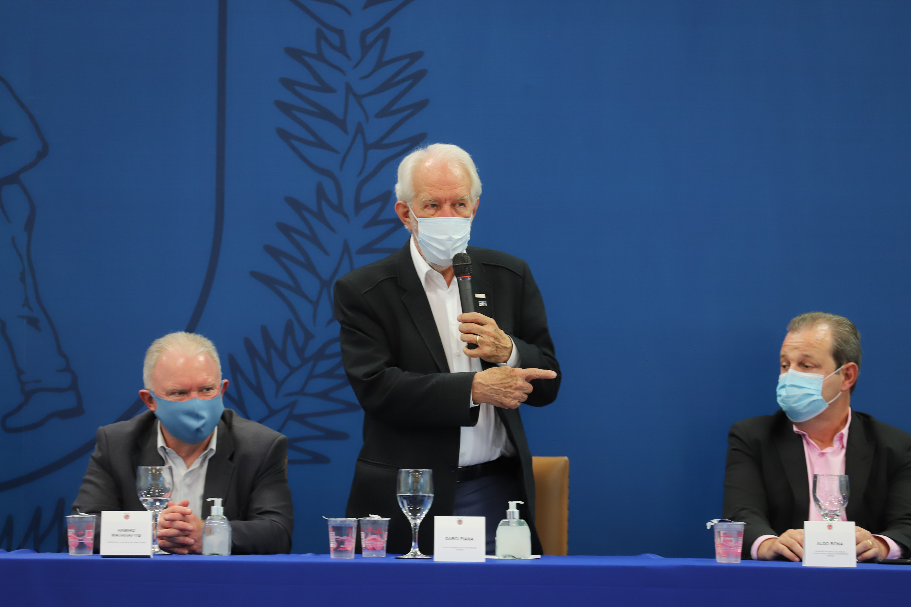 O vice governador Darci Piana e o o superintendente da Ciência, Tecnologia e Ensino Superior, Aldo Bona participam, nesta quinta-feira (28), da entrega do 34 Premio Paranaense de Ciencia e Tecnologia,  no Palacio Iguacu.   Curitiba, 28/10/2021 -  Foto: Geraldo Bubniak/AEN
