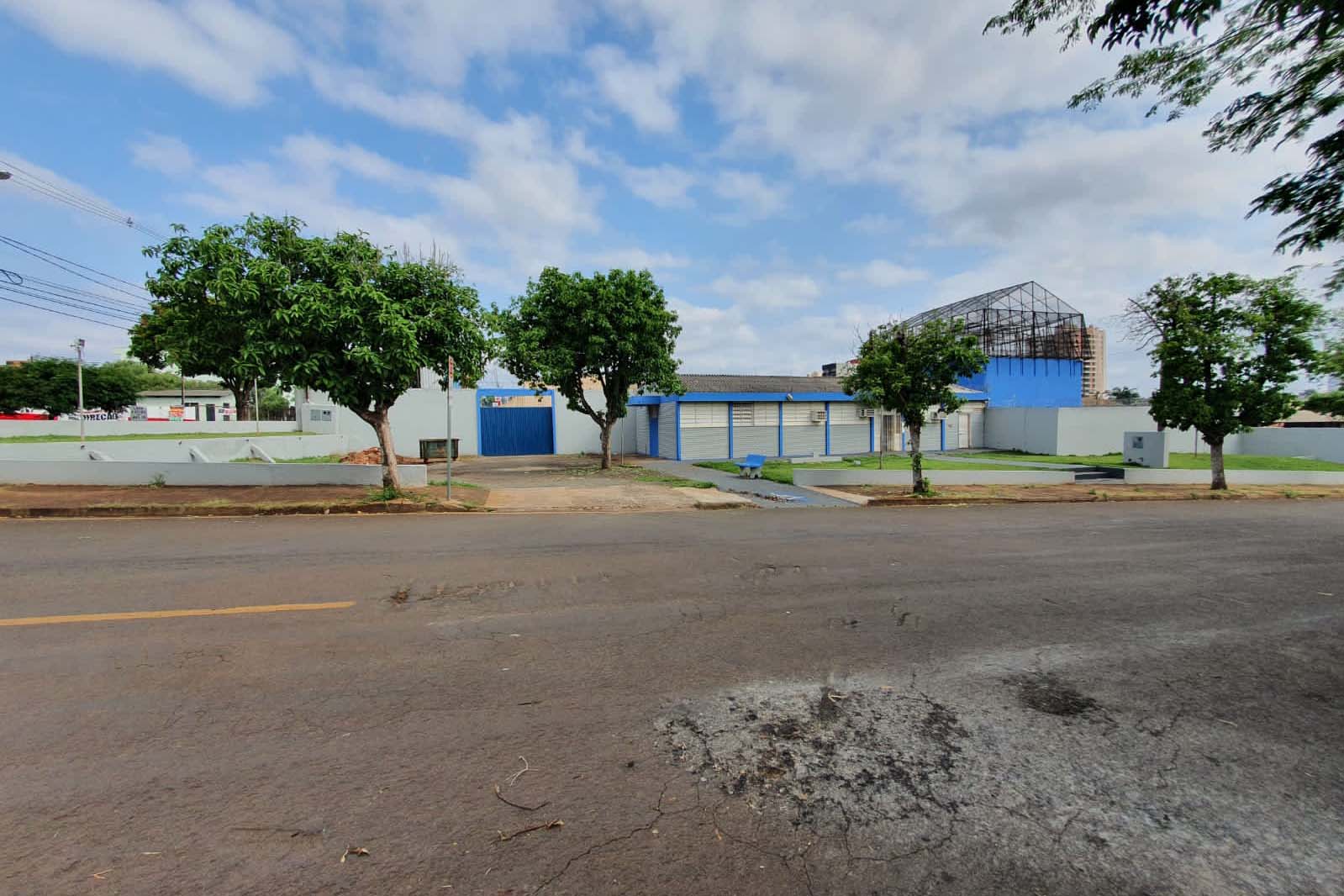 Presos da Cadeia Pública de Ibiporã trabalham na pintura e revitalização da unidade prisional. Foto: SESP