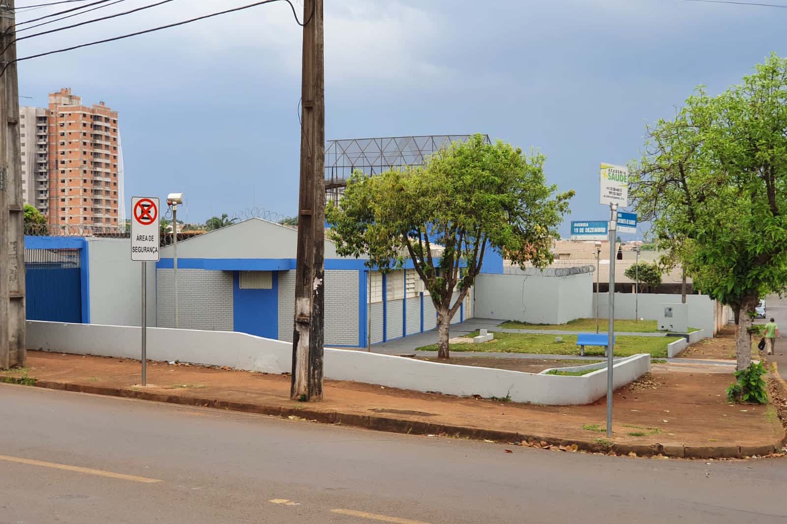 Presos da Cadeia Pública de Ibiporã trabalham na pintura e revitalização da unidade prisional. Foto: SESP