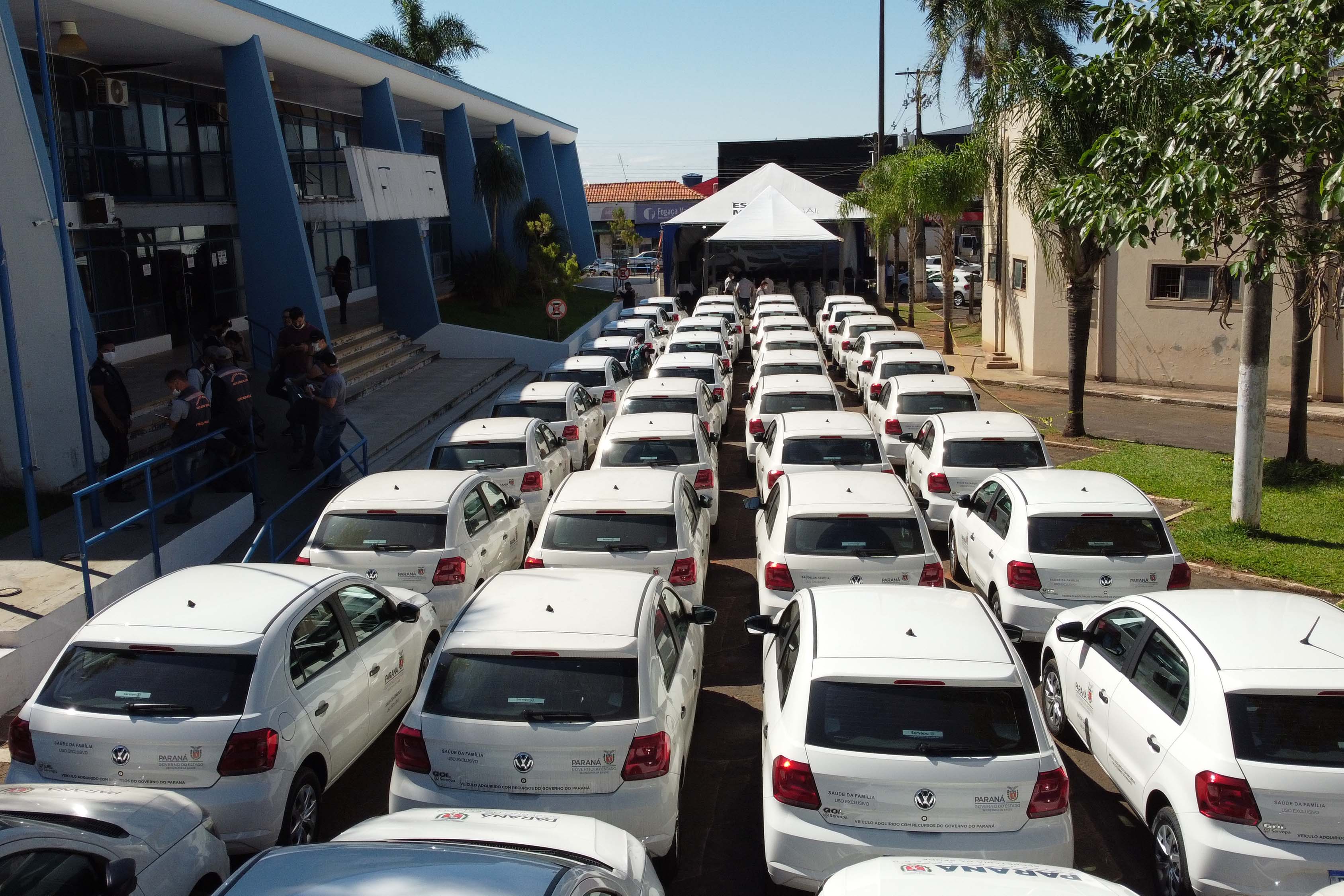 O governador Carlos Massa Ratinho Junior entregou nesta sexta-feira (29) mais 52 automóveis para reforço da frota da saúde em 22 municípios da 19ª Regional de Jacarezinho, no Norte Pioneiro. Os carros serão utilizados para atendimento domiciliar dentro da Estratégia da Saúde da Família (ESF).  Foto: Jonathan Campos/AEN