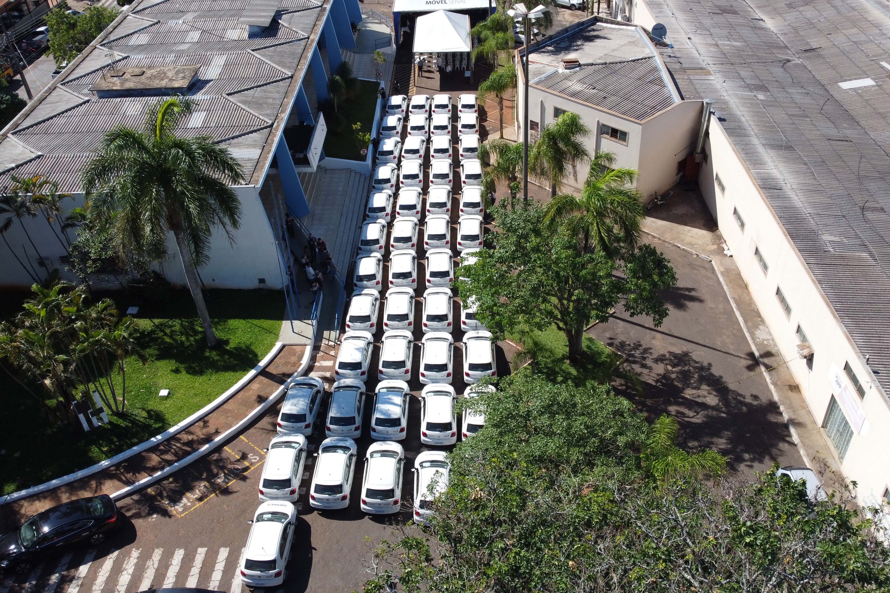 O governador Carlos Massa Ratinho Junior entregou nesta sexta-feira (29) mais 52 automóveis para reforço da frota da saúde em 22 municípios da 19ª Regional de Jacarezinho, no Norte Pioneiro. Os carros serão utilizados para atendimento domiciliar dentro da Estratégia da Saúde da Família (ESF).  Foto: Jonathan Campos/AEN