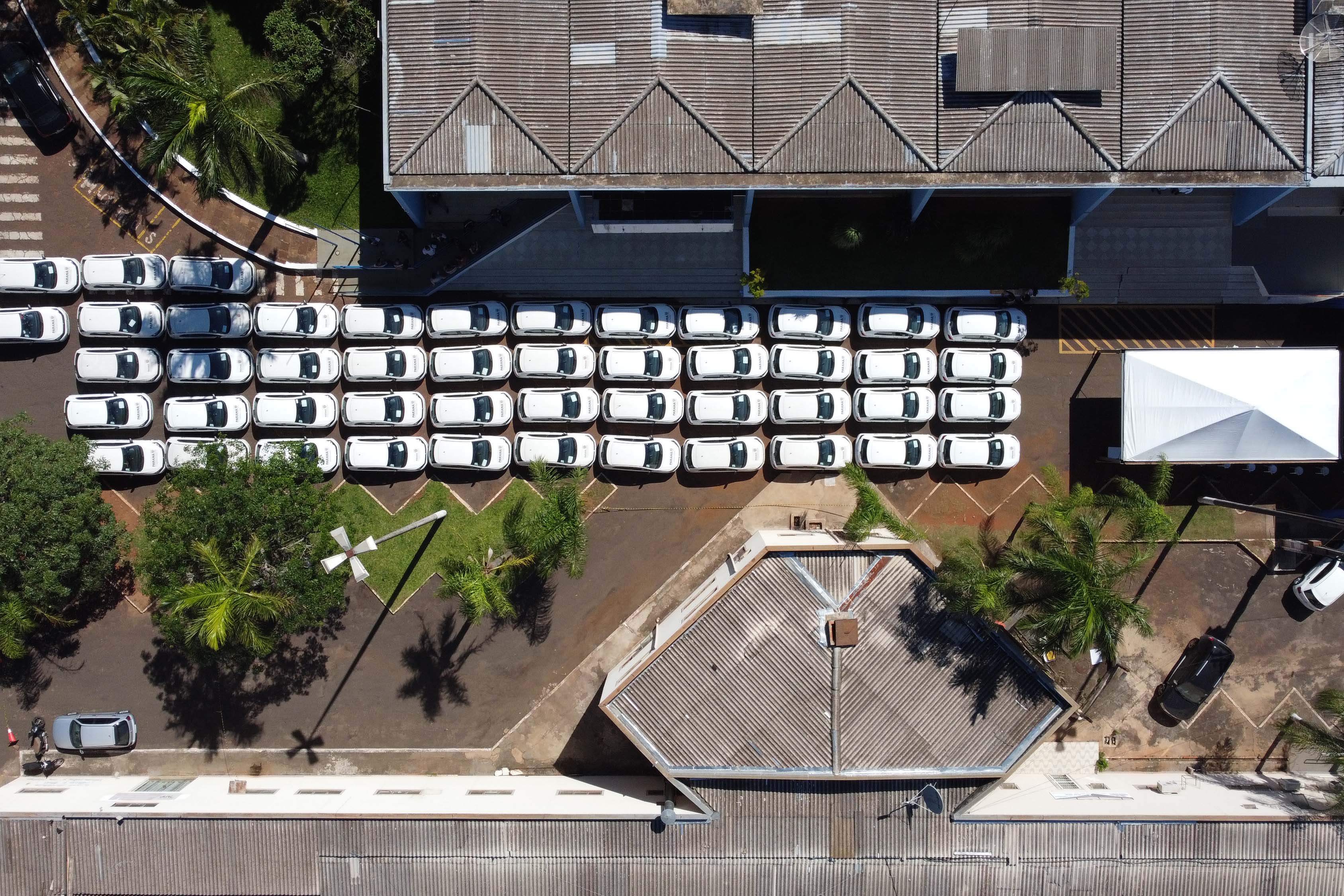 O governador Carlos Massa Ratinho Junior entregou nesta sexta-feira (29) mais 52 automóveis para reforço da frota da saúde em 22 municípios da 19ª Regional de Jacarezinho, no Norte Pioneiro. Os carros serão utilizados para atendimento domiciliar dentro da Estratégia da Saúde da Família (ESF).  Foto: Jonathan Campos/AEN