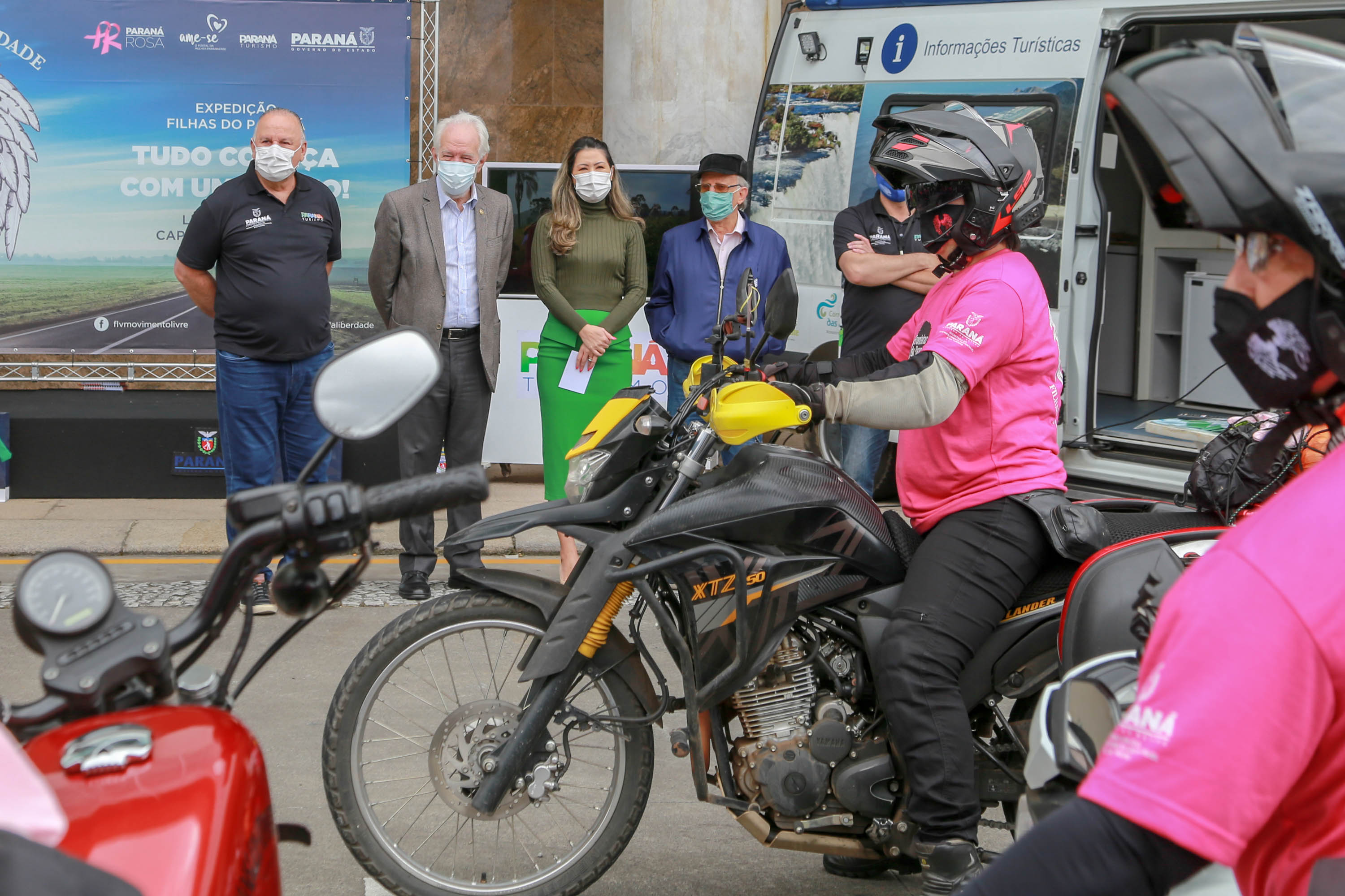 Expedição Filhas do Paraná volta a Curitiba após 2.800 km divulgando o Outubro Rosa. As motociclistas do grupo Filhas do Vento e da Liberdade retornaram neste sábado (30) ao Palácio Iguaçu – mesmo ponto de onde partiram no dia 14 de outubro, e foram recebidas pelo vice-governador Darci Piana e pela primeira-dama do Estado e presidente do Conselho Estadual de Ação Solidária, Luciana Saito Massa. - Curitiba, 30/10/2021 - Foto: Valdelino Pontes