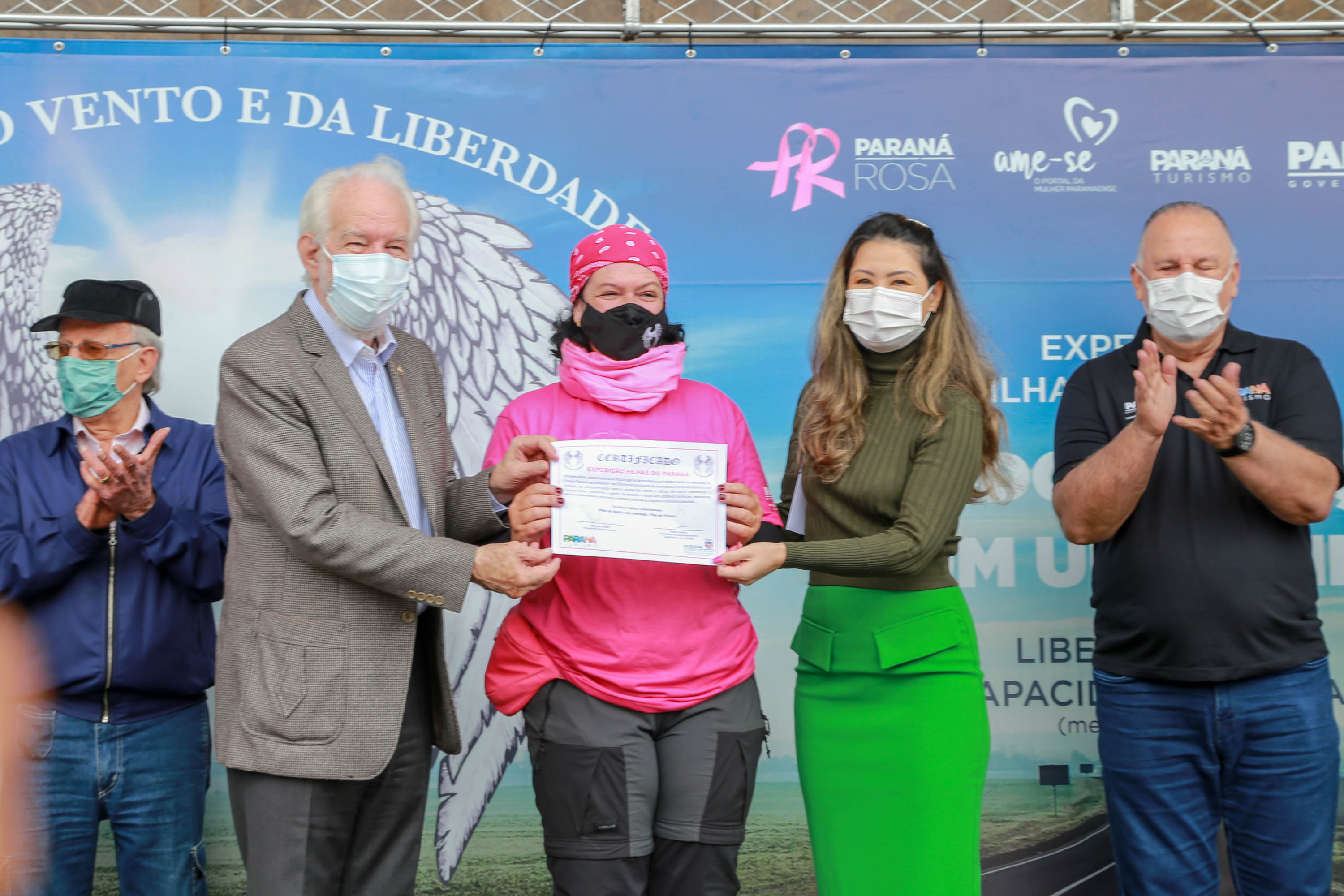 Expedição Filhas do Paraná volta a Curitiba após 2.800 km divulgando o Outubro Rosa. As motociclistas do grupo Filhas do Vento e da Liberdade retornaram neste sábado (30) ao Palácio Iguaçu – mesmo ponto de onde partiram no dia 14 de outubro, e foram recebidas pelo vice-governador Darci Piana e pela primeira-dama do Estado e presidente do Conselho Estadual de Ação Solidária, Luciana Saito Massa. - Curitiba, 30/10/2021 - Foto: Valdelino Pontes