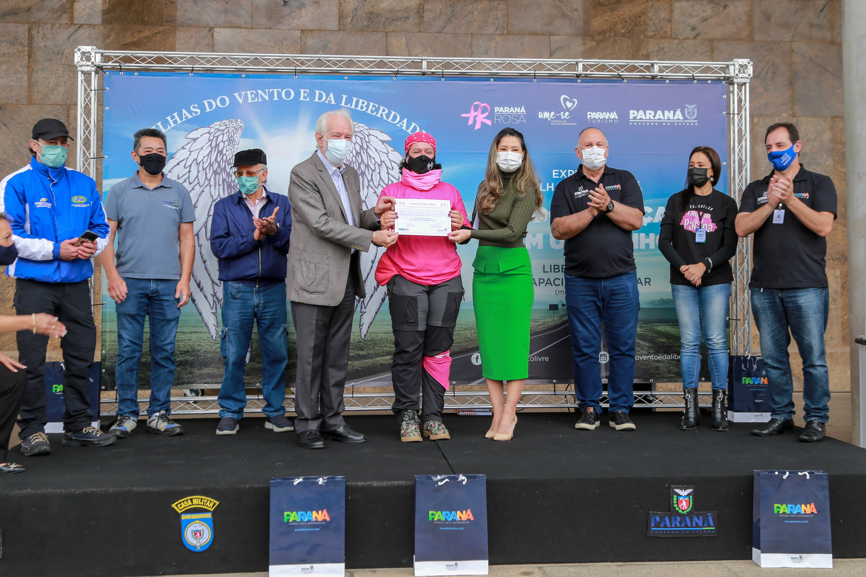 Expedição Filhas do Paraná volta a Curitiba após 2.800 km divulgando o Outubro Rosa. As motociclistas do grupo Filhas do Vento e da Liberdade retornaram neste sábado (30) ao Palácio Iguaçu – mesmo ponto de onde partiram no dia 14 de outubro, e foram recebidas pelo vice-governador Darci Piana e pela primeira-dama do Estado e presidente do Conselho Estadual de Ação Solidária, Luciana Saito Massa. - Curitiba, 30/10/2021 - Foto: Valdelino Pontes