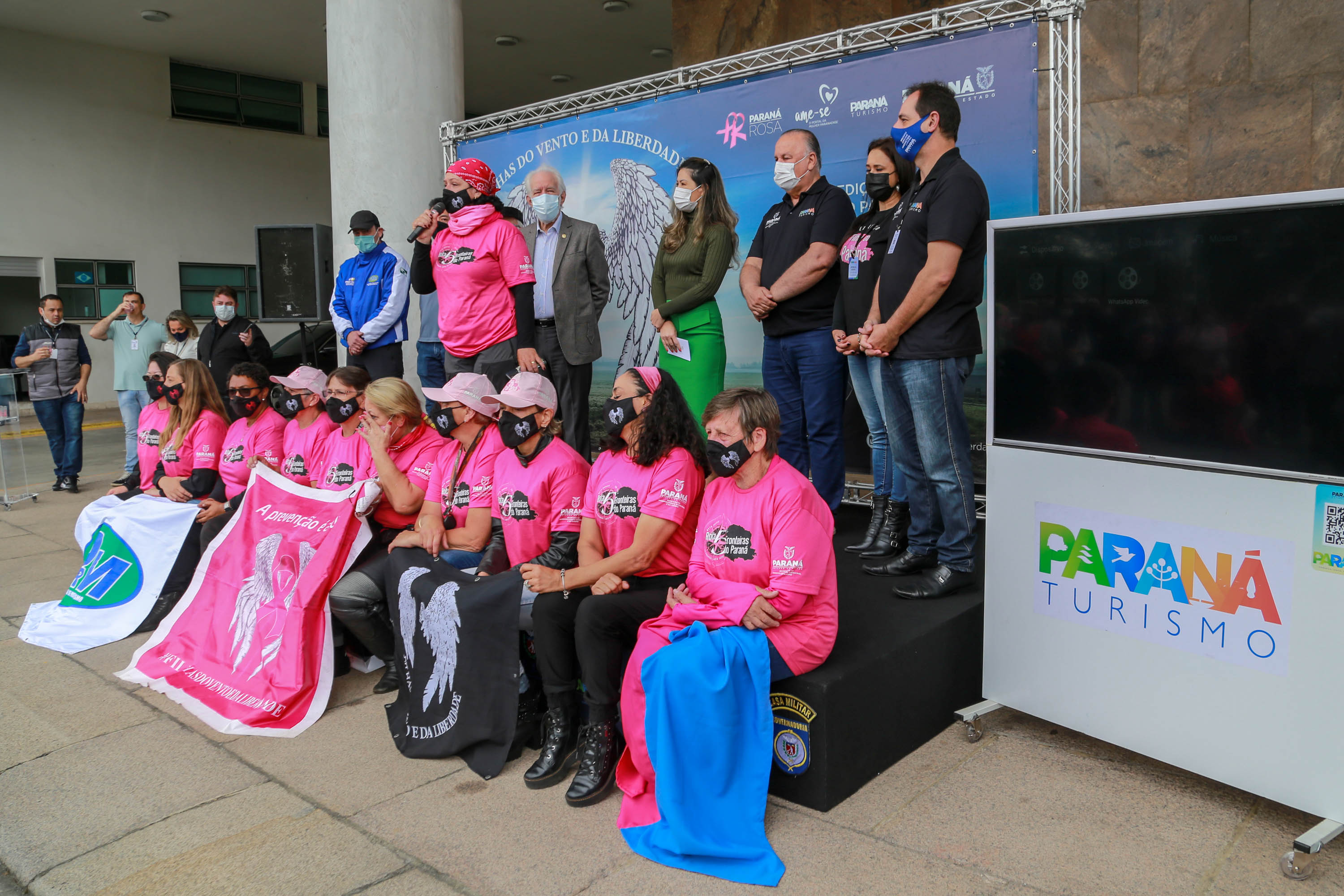Expedição Filhas do Paraná volta a Curitiba após 2.800 km divulgando o Outubro Rosa. As motociclistas do grupo Filhas do Vento e da Liberdade retornaram neste sábado (30) ao Palácio Iguaçu – mesmo ponto de onde partiram no dia 14 de outubro, e foram recebidas pelo vice-governador Darci Piana e pela primeira-dama do Estado e presidente do Conselho Estadual de Ação Solidária, Luciana Saito Massa. - Curitiba, 30/10/2021 - Foto: Valdelino Pontes