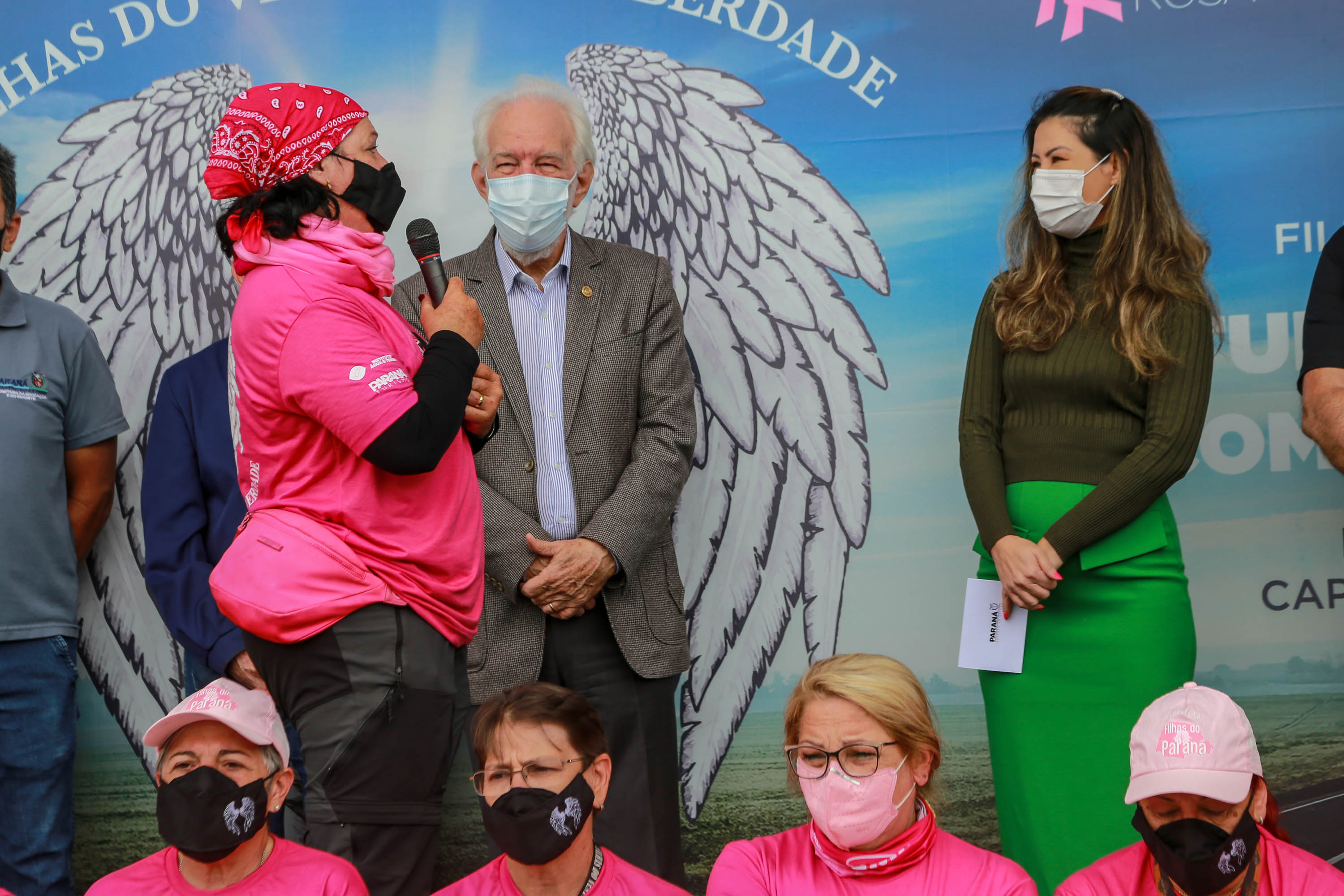 Expedição Filhas do Paraná volta a Curitiba após 2.800 km divulgando o Outubro Rosa. As motociclistas do grupo Filhas do Vento e da Liberdade retornaram neste sábado (30) ao Palácio Iguaçu – mesmo ponto de onde partiram no dia 14 de outubro, e foram recebidas pelo vice-governador Darci Piana e pela primeira-dama do Estado e presidente do Conselho Estadual de Ação Solidária, Luciana Saito Massa. - Curitiba, 30/10/2021 - Foto: Valdelino Pontes