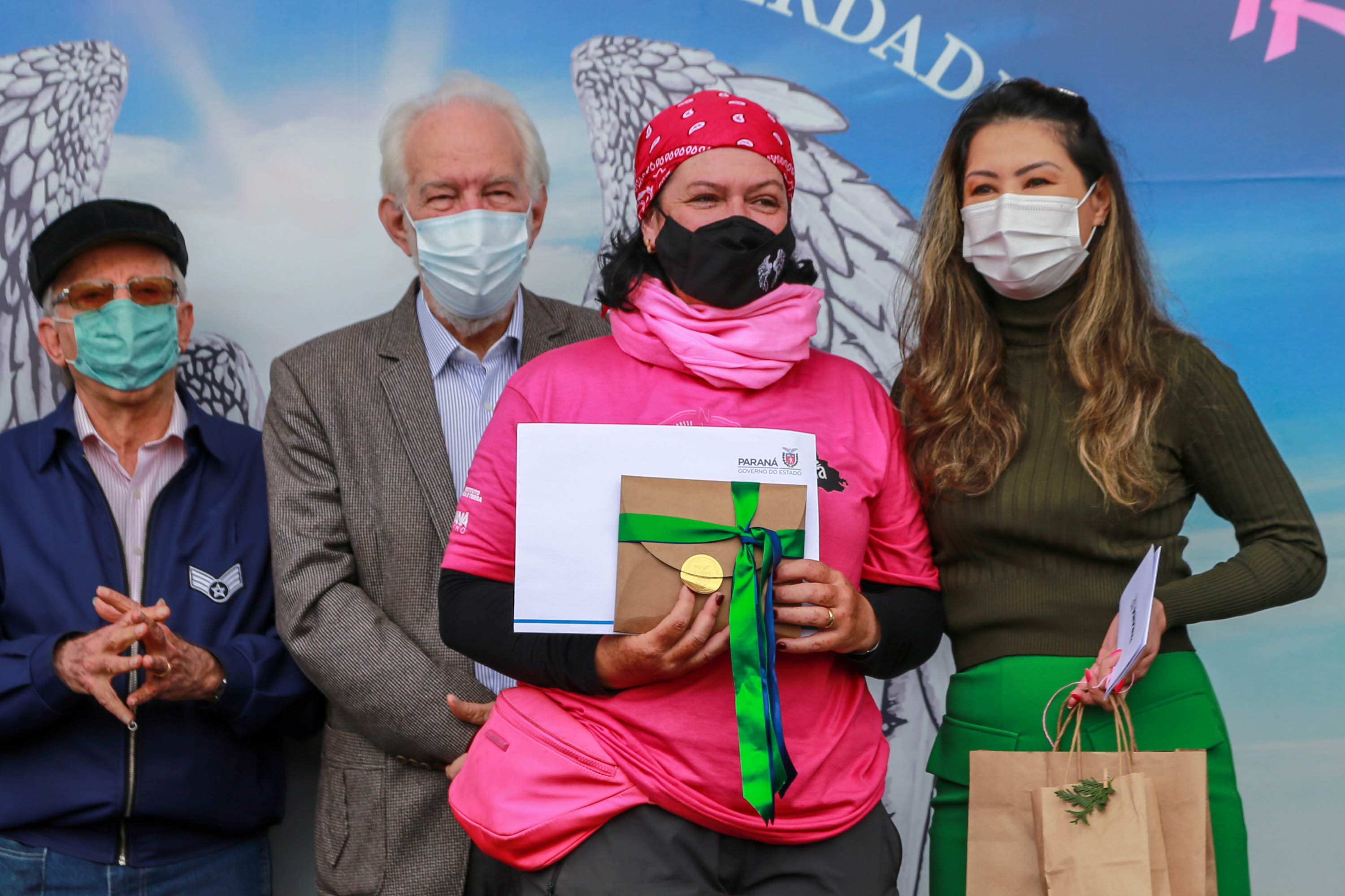 Expedição Filhas do Paraná volta a Curitiba após 2.800 km divulgando o Outubro Rosa. As motociclistas do grupo Filhas do Vento e da Liberdade retornaram neste sábado (30) ao Palácio Iguaçu – mesmo ponto de onde partiram no dia 14 de outubro, e foram recebidas pelo vice-governador Darci Piana e pela primeira-dama do Estado e presidente do Conselho Estadual de Ação Solidária, Luciana Saito Massa. - Curitiba, 30/10/2021 - Foto: Valdelino Pontes