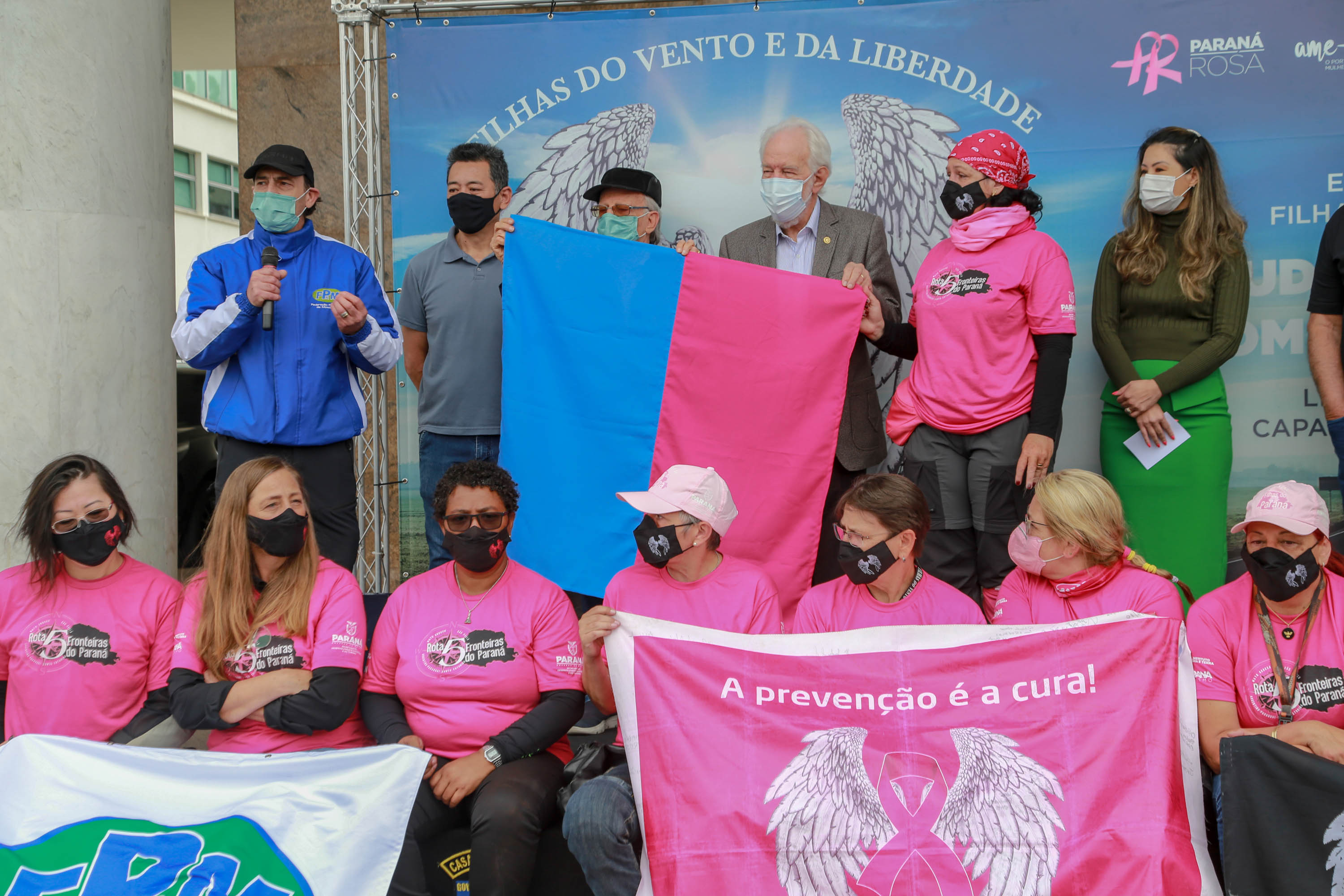 Expedição Filhas do Paraná volta a Curitiba após 2.800 km divulgando o Outubro Rosa. As motociclistas do grupo Filhas do Vento e da Liberdade retornaram neste sábado (30) ao Palácio Iguaçu – mesmo ponto de onde partiram no dia 14 de outubro, e foram recebidas pelo vice-governador Darci Piana e pela primeira-dama do Estado e presidente do Conselho Estadual de Ação Solidária, Luciana Saito Massa. - Curitiba, 30/10/2021 - Foto: Valdelino Pontes