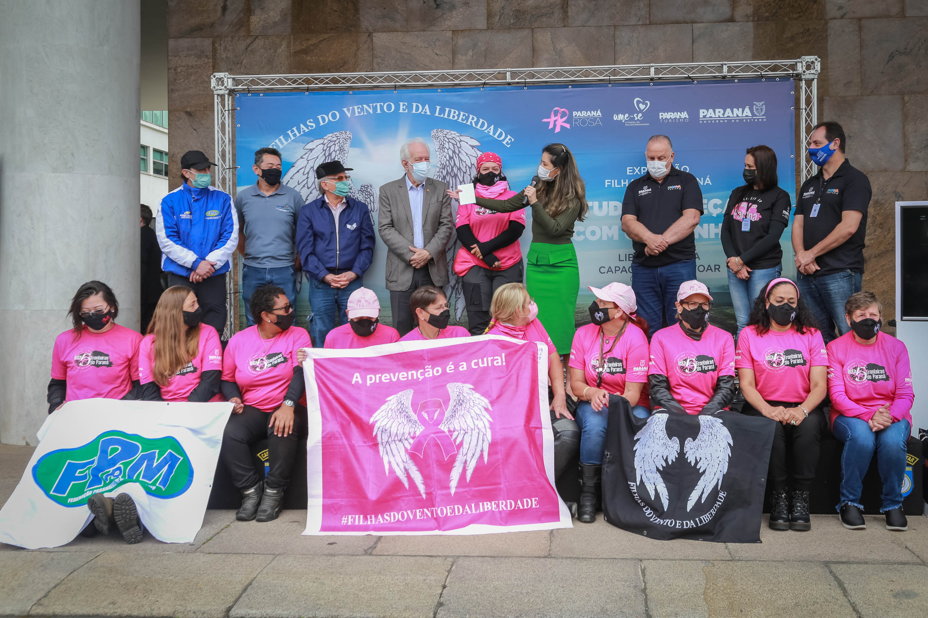 Expedição Filhas do Paraná volta a Curitiba após 2.800 km divulgando o Outubro Rosa. As motociclistas do grupo Filhas do Vento e da Liberdade retornaram neste sábado (30) ao Palácio Iguaçu – mesmo ponto de onde partiram no dia 14 de outubro, e foram recebidas pelo vice-governador Darci Piana e pela primeira-dama do Estado e presidente do Conselho Estadual de Ação Solidária, Luciana Saito Massa. - Curitiba, 30/10/2021 - Foto: Valdelino Pontes