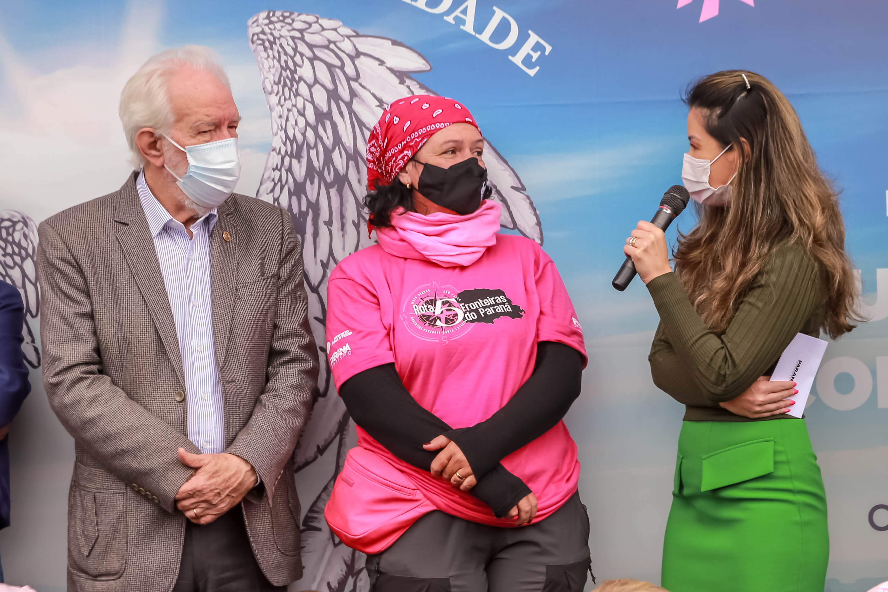 Expedição Filhas do Paraná volta a Curitiba após 2.800 km divulgando o Outubro Rosa. As motociclistas do grupo Filhas do Vento e da Liberdade retornaram neste sábado (30) ao Palácio Iguaçu – mesmo ponto de onde partiram no dia 14 de outubro, e foram recebidas pelo vice-governador Darci Piana e pela primeira-dama do Estado e presidente do Conselho Estadual de Ação Solidária, Luciana Saito Massa. - Curitiba, 30/10/2021 - Foto: Valdelino Pontes