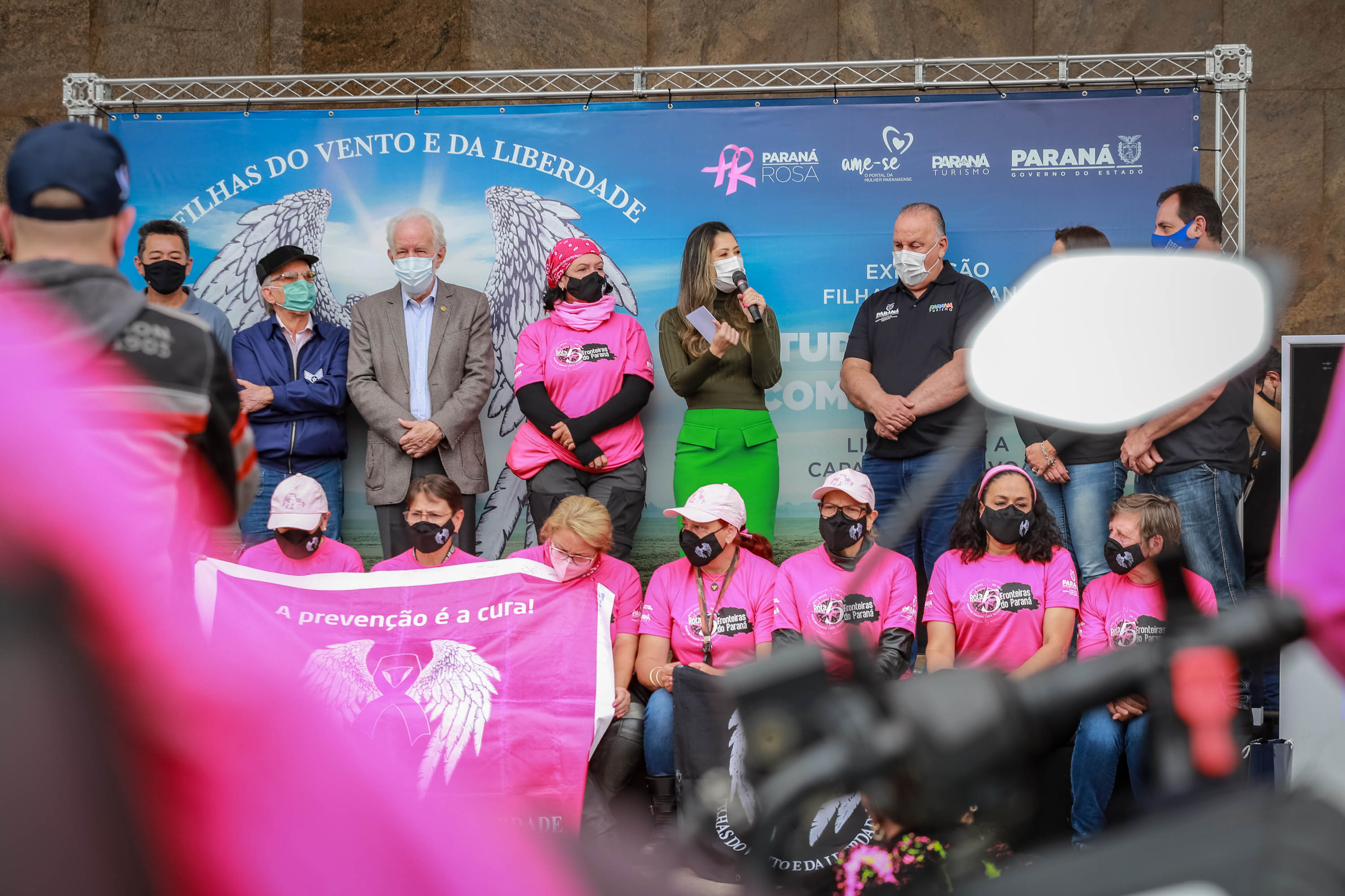 Expedição Filhas do Paraná volta a Curitiba após 2.800 km divulgando o Outubro Rosa. As motociclistas do grupo Filhas do Vento e da Liberdade retornaram neste sábado (30) ao Palácio Iguaçu – mesmo ponto de onde partiram no dia 14 de outubro, e foram recebidas pelo vice-governador Darci Piana e pela primeira-dama do Estado e presidente do Conselho Estadual de Ação Solidária, Luciana Saito Massa. - Curitiba, 30/10/2021 - Foto: Valdelino Pontes