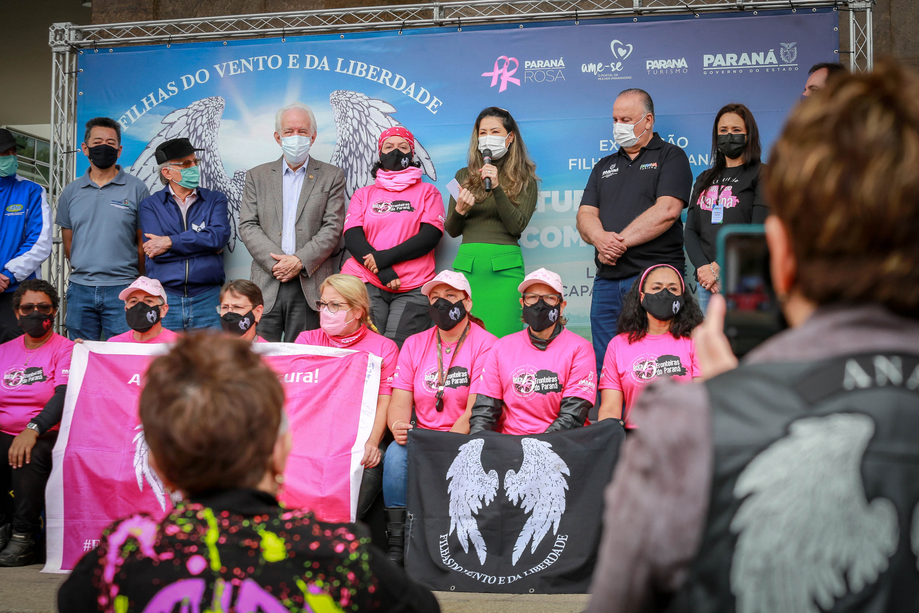 Expedição Filhas do Paraná volta a Curitiba após 2.800 km divulgando o Outubro Rosa. As motociclistas do grupo Filhas do Vento e da Liberdade retornaram neste sábado (30) ao Palácio Iguaçu – mesmo ponto de onde partiram no dia 14 de outubro, e foram recebidas pelo vice-governador Darci Piana e pela primeira-dama do Estado e presidente do Conselho Estadual de Ação Solidária, Luciana Saito Massa. - Curitiba, 30/10/2021 - Foto: Valdelino Pontes