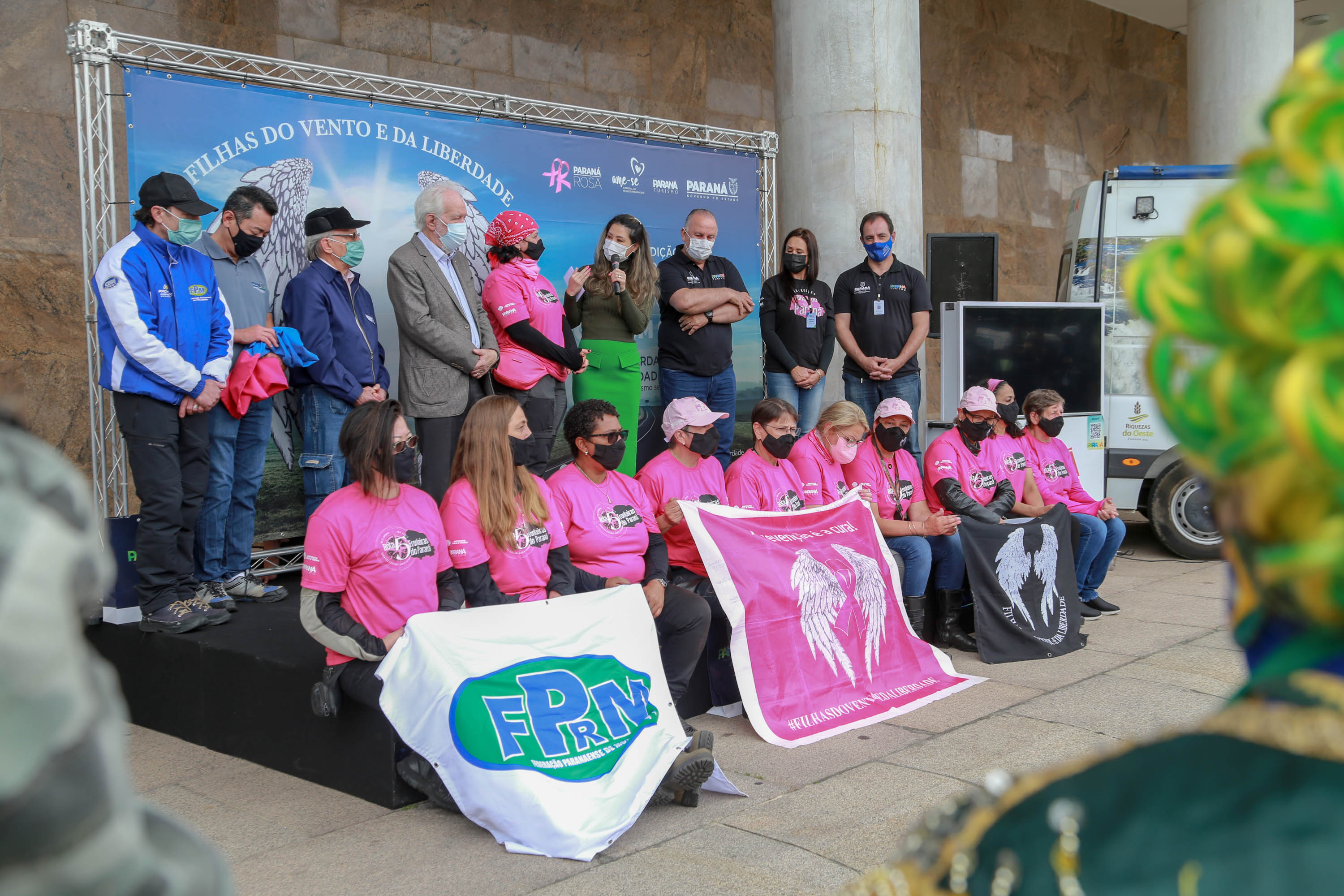 Expedição Filhas do Paraná volta a Curitiba após 2.800 km divulgando o Outubro Rosa. As motociclistas do grupo Filhas do Vento e da Liberdade retornaram neste sábado (30) ao Palácio Iguaçu – mesmo ponto de onde partiram no dia 14 de outubro, e foram recebidas pelo vice-governador Darci Piana e pela primeira-dama do Estado e presidente do Conselho Estadual de Ação Solidária, Luciana Saito Massa. - Curitiba, 30/10/2021 - Foto: Valdelino Pontes