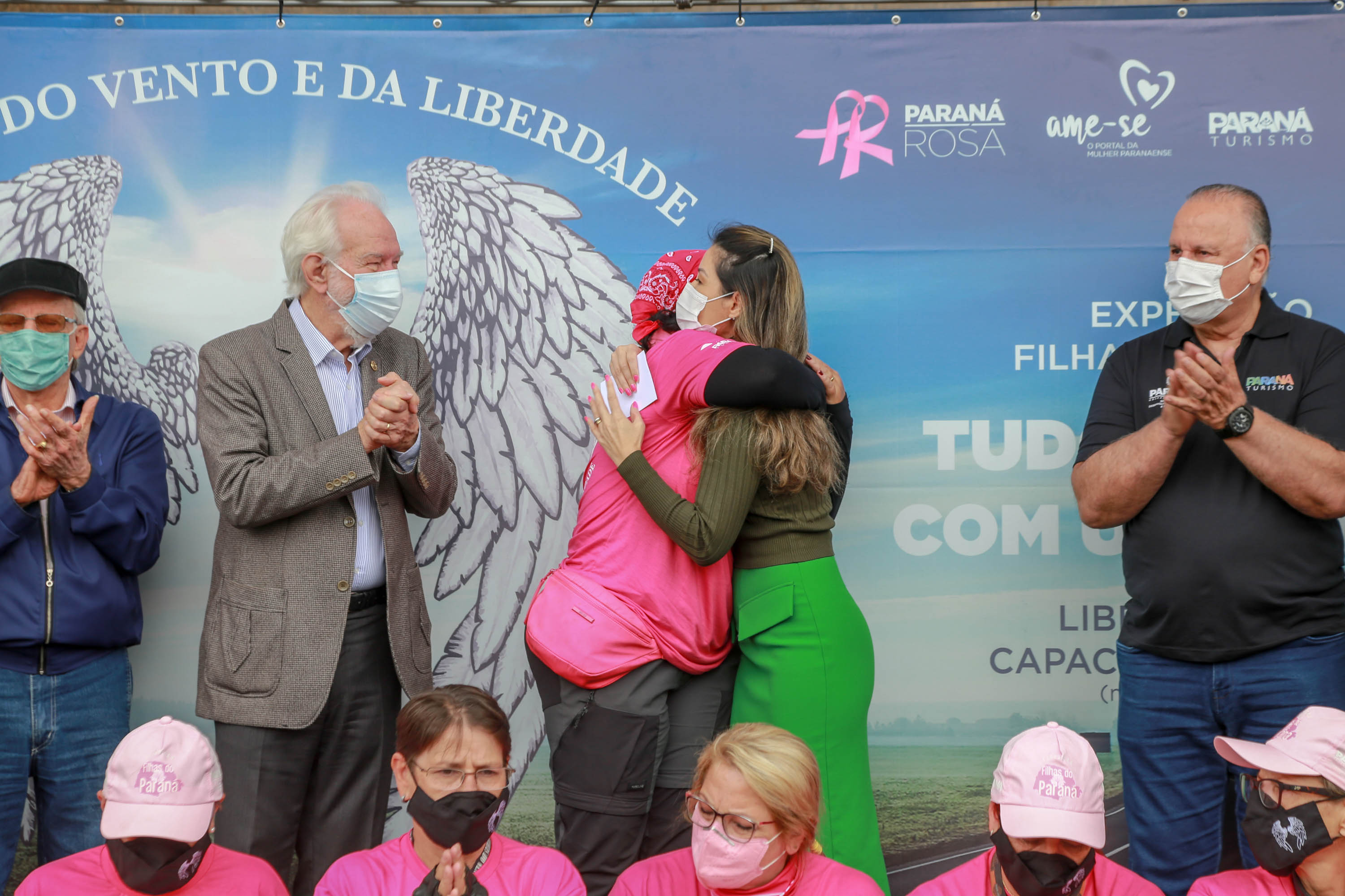 Expedição Filhas do Paraná volta a Curitiba após 2.800 km divulgando o Outubro Rosa. As motociclistas do grupo Filhas do Vento e da Liberdade retornaram neste sábado (30) ao Palácio Iguaçu – mesmo ponto de onde partiram no dia 14 de outubro, e foram recebidas pelo vice-governador Darci Piana e pela primeira-dama do Estado e presidente do Conselho Estadual de Ação Solidária, Luciana Saito Massa. - Curitiba, 30/10/2021 - Foto: Valdelino Pontes