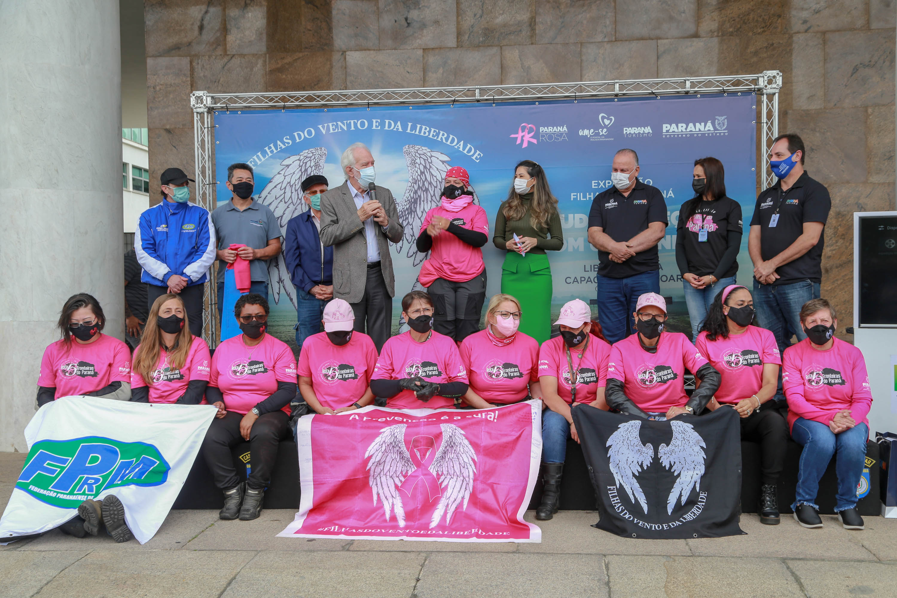 Expedição Filhas do Paraná volta a Curitiba após 2.800 km divulgando o Outubro Rosa. As motociclistas do grupo Filhas do Vento e da Liberdade retornaram neste sábado (30) ao Palácio Iguaçu – mesmo ponto de onde partiram no dia 14 de outubro, e foram recebidas pelo vice-governador Darci Piana e pela primeira-dama do Estado e presidente do Conselho Estadual de Ação Solidária, Luciana Saito Massa. - Curitiba, 30/10/2021 - Foto: Valdelino Pontes