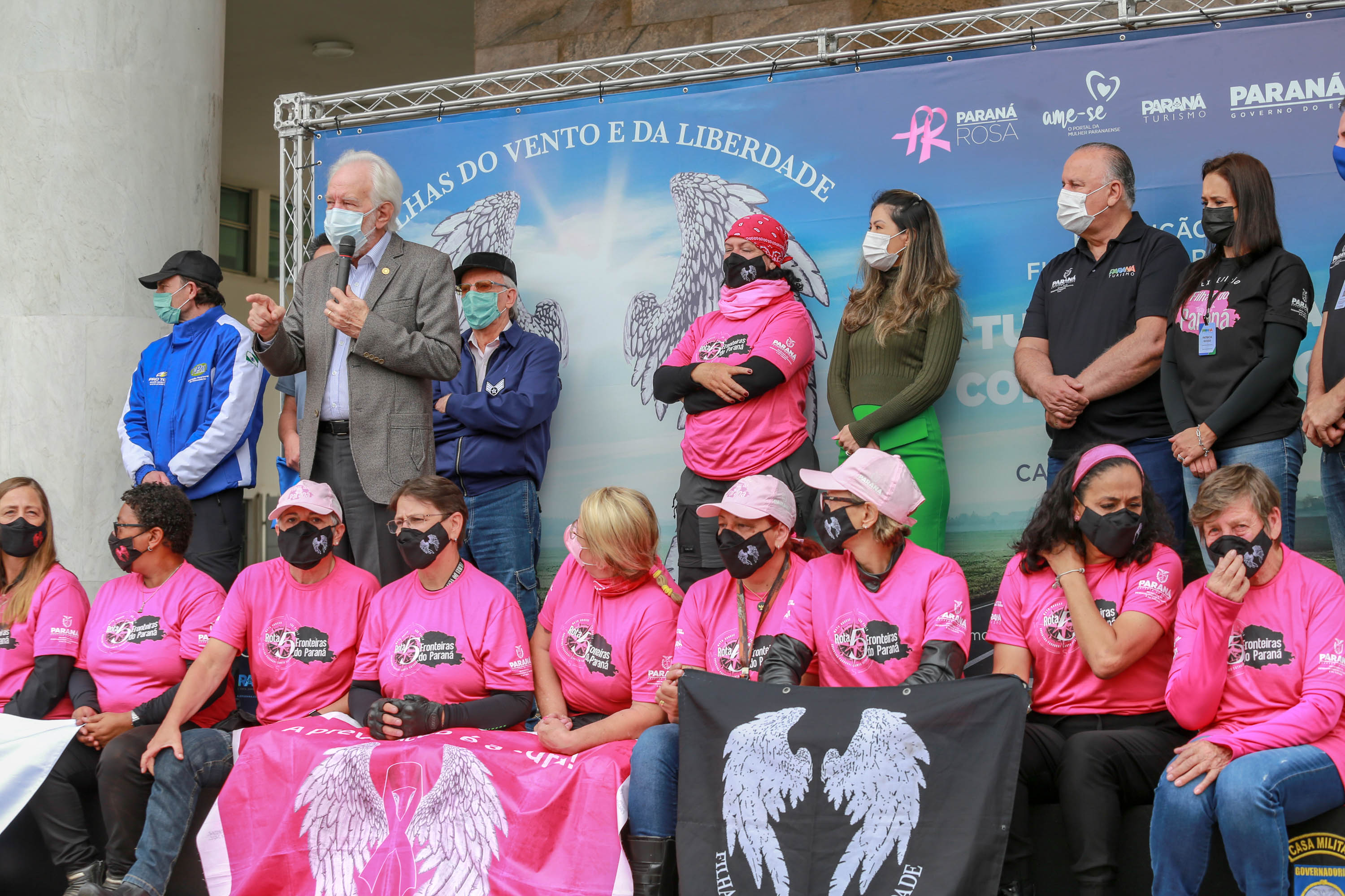 Expedição Filhas do Paraná volta a Curitiba após 2.800 km divulgando o Outubro Rosa. As motociclistas do grupo Filhas do Vento e da Liberdade retornaram neste sábado (30) ao Palácio Iguaçu – mesmo ponto de onde partiram no dia 14 de outubro, e foram recebidas pelo vice-governador Darci Piana e pela primeira-dama do Estado e presidente do Conselho Estadual de Ação Solidária, Luciana Saito Massa. - Curitiba, 30/10/2021 - Foto: Valdelino Pontes