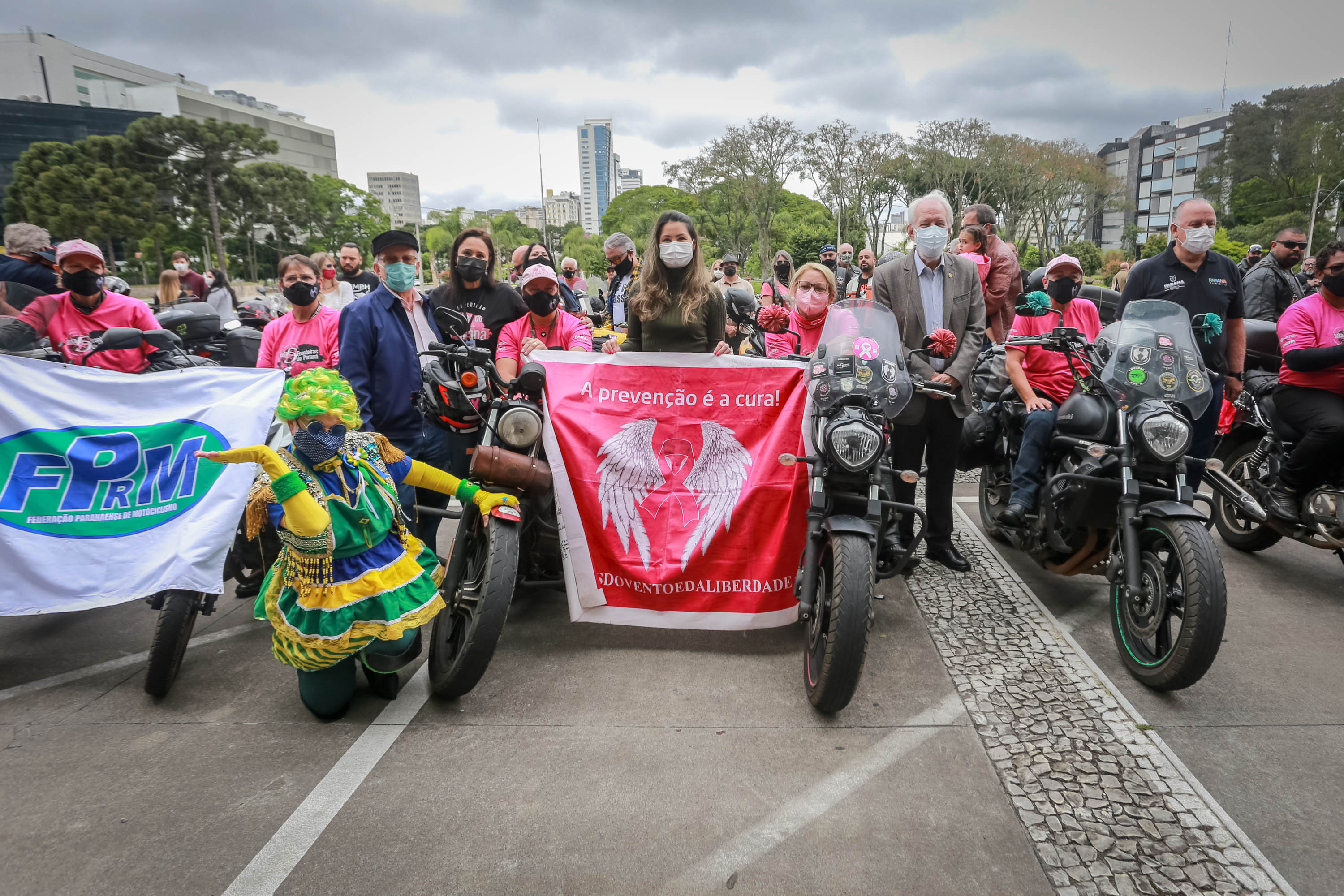 Expedição Filhas do Paraná volta a Curitiba após 2.800 km divulgando o Outubro Rosa. As motociclistas do grupo Filhas do Vento e da Liberdade retornaram neste sábado (30) ao Palácio Iguaçu – mesmo ponto de onde partiram no dia 14 de outubro, e foram recebidas pelo vice-governador Darci Piana e pela primeira-dama do Estado e presidente do Conselho Estadual de Ação Solidária, Luciana Saito Massa. - Curitiba, 30/10/2021 - Foto: Valdelino Pontes