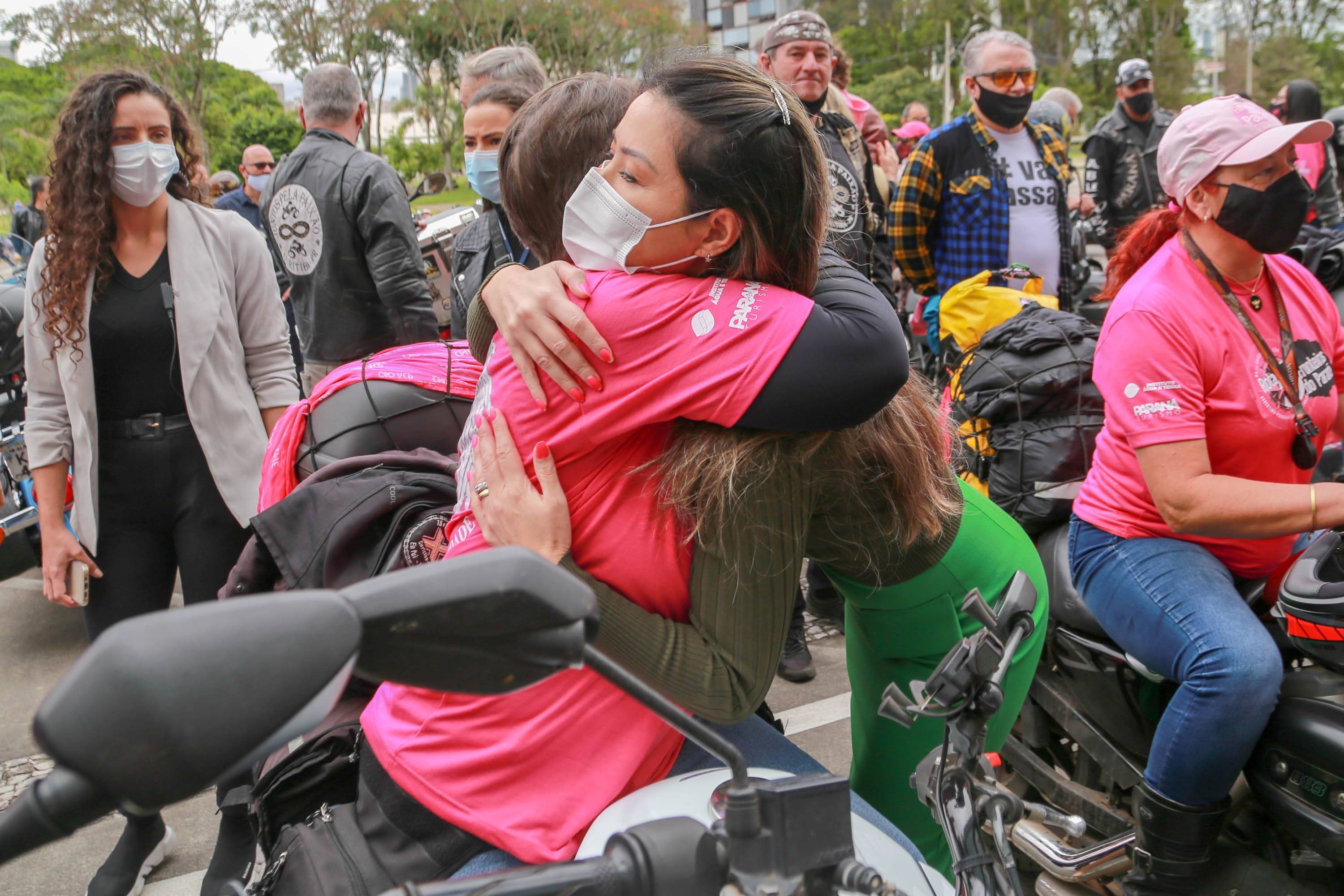 Expedição Filhas do Paraná volta a Curitiba após 2.800 km divulgando o Outubro Rosa. As motociclistas do grupo Filhas do Vento e da Liberdade retornaram neste sábado (30) ao Palácio Iguaçu – mesmo ponto de onde partiram no dia 14 de outubro, e foram recebidas pelo vice-governador Darci Piana e pela primeira-dama do Estado e presidente do Conselho Estadual de Ação Solidária, Luciana Saito Massa. - Curitiba, 30/10/2021 - Foto: Valdelino Pontes