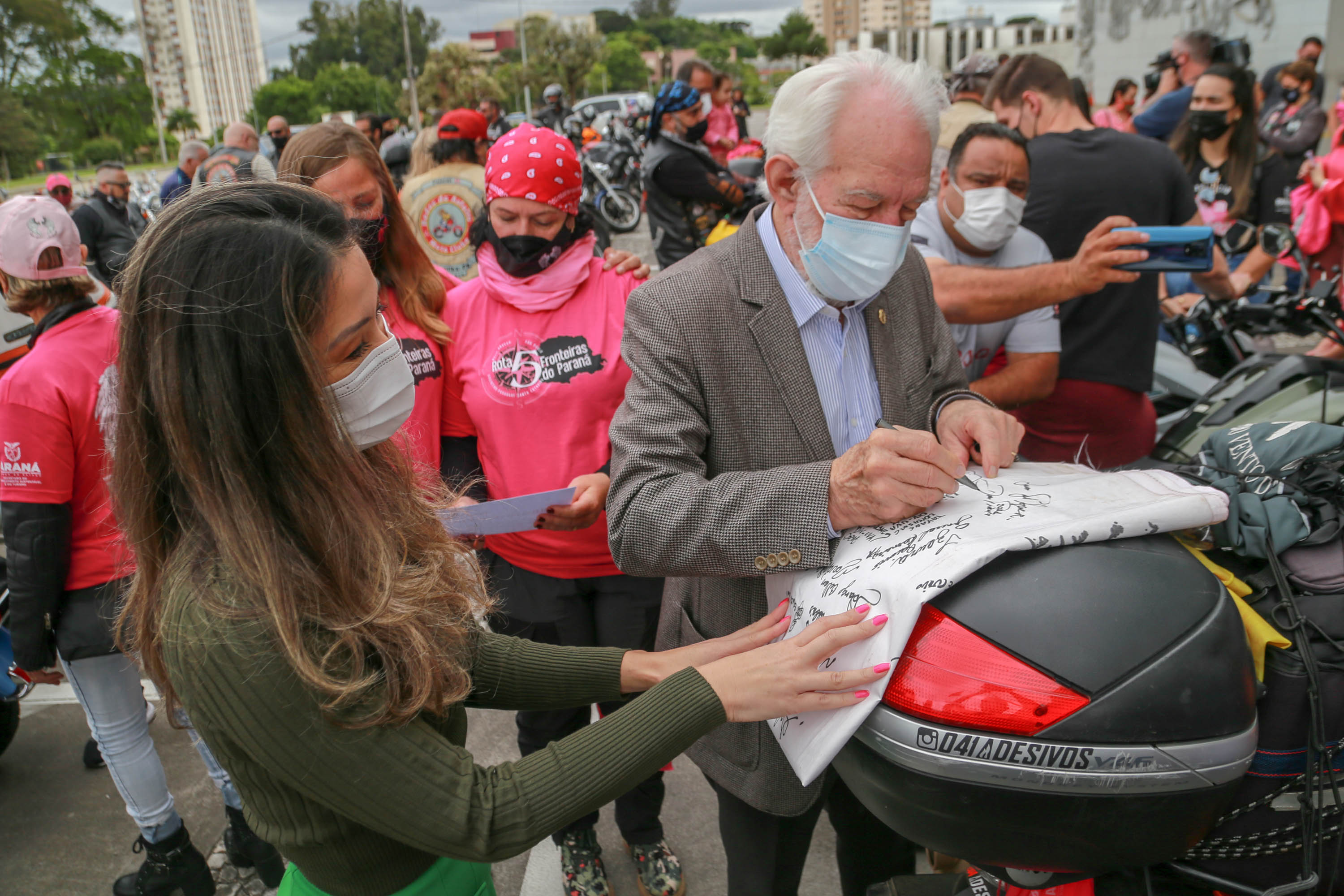 Expedição Filhas do Paraná volta a Curitiba após 2.800 km divulgando o Outubro Rosa. As motociclistas do grupo Filhas do Vento e da Liberdade retornaram neste sábado (30) ao Palácio Iguaçu – mesmo ponto de onde partiram no dia 14 de outubro, e foram recebidas pelo vice-governador Darci Piana e pela primeira-dama do Estado e presidente do Conselho Estadual de Ação Solidária, Luciana Saito Massa. - Curitiba, 30/10/2021 - Foto: Valdelino Pontes