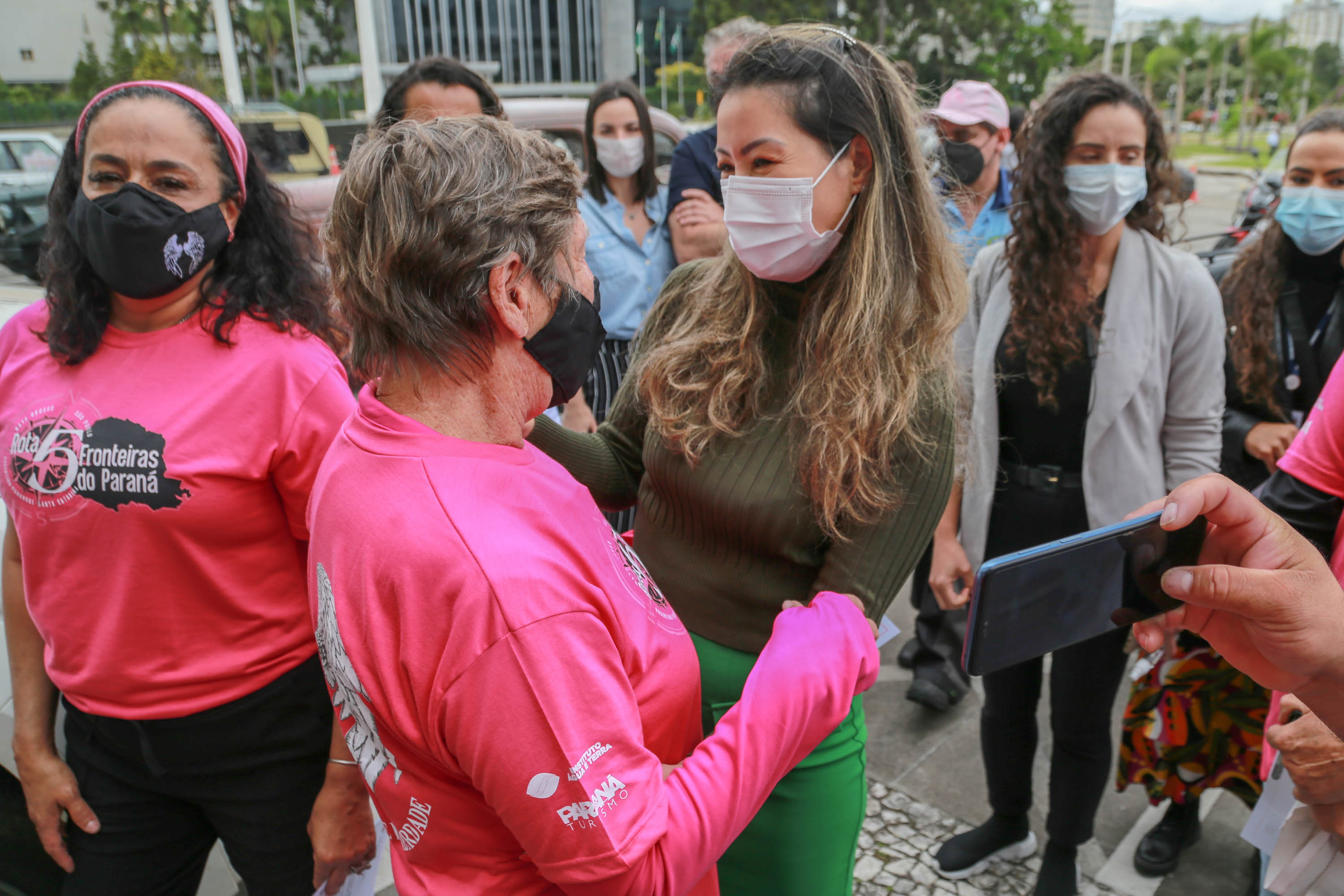 Expedição Filhas do Paraná volta a Curitiba após 2.800 km divulgando o Outubro Rosa. As motociclistas do grupo Filhas do Vento e da Liberdade retornaram neste sábado (30) ao Palácio Iguaçu – mesmo ponto de onde partiram no dia 14 de outubro, e foram recebidas pelo vice-governador Darci Piana e pela primeira-dama do Estado e presidente do Conselho Estadual de Ação Solidária, Luciana Saito Massa. - Curitiba, 30/10/2021 - Foto: Valdelino Pontes
