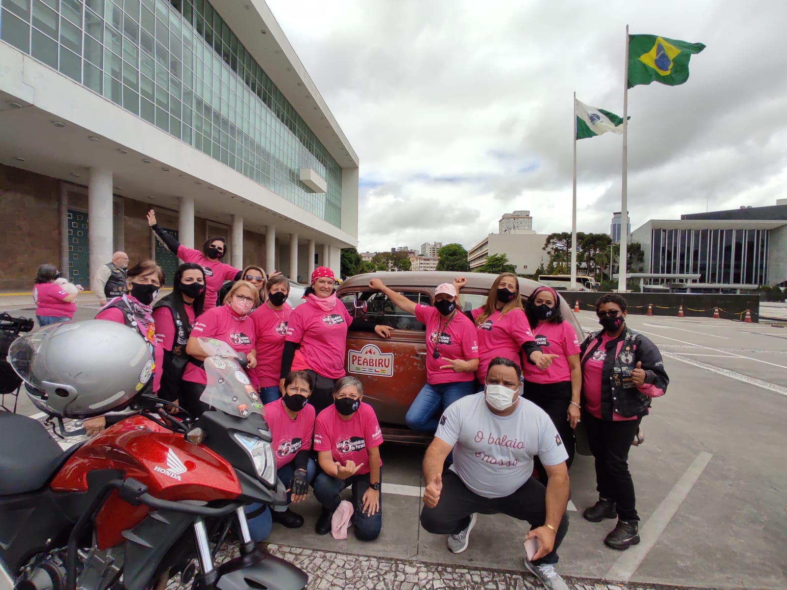 Expedição Filhas do Paraná volta a Curitiba após 2.800 km divulgando o Outubro Rosa

. Foto: Alessandro Vieira/SEDEST