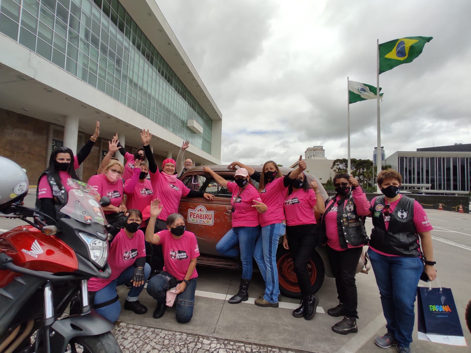 Expedição Filhas do Paraná volta a Curitiba após 2.800 km divulgando o Outubro Rosa

. Foto: Alessandro Vieira/SEDEST