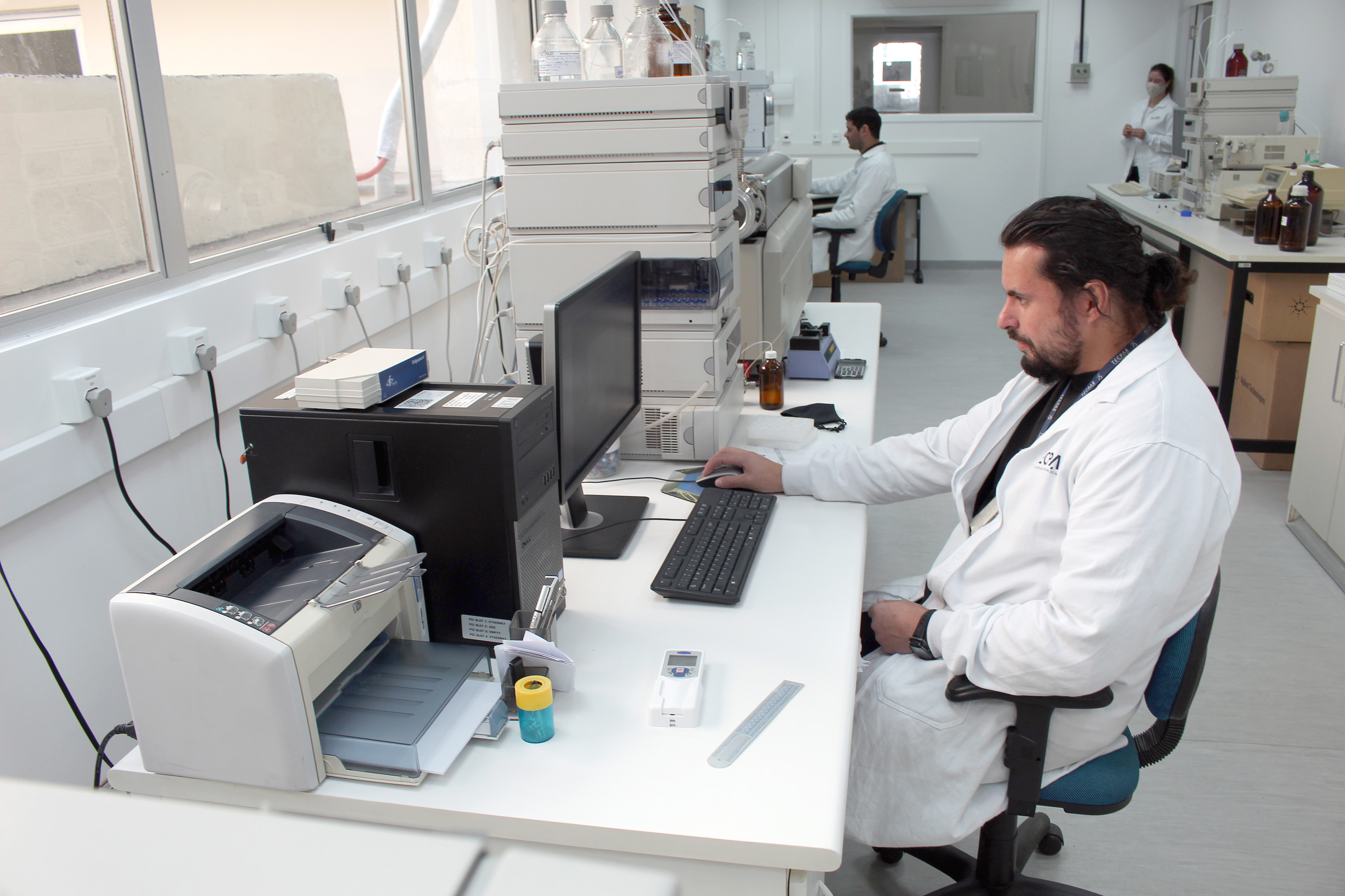 O Instituto de Tecnologia do Paraná (Tecpar) participa de um programa nacional de apoio a empresários e empreendedores que buscam orientações para desenvolver novos negócios. Trata-se do Serviço Brasileiro de Respostas Técnicas (SBRT), atendimento especializado, pela internet, que fornece gratuitamente informações técnicas a pessoas físicas e jurídicas. - Foto: Luciano Sarote/Tecpar