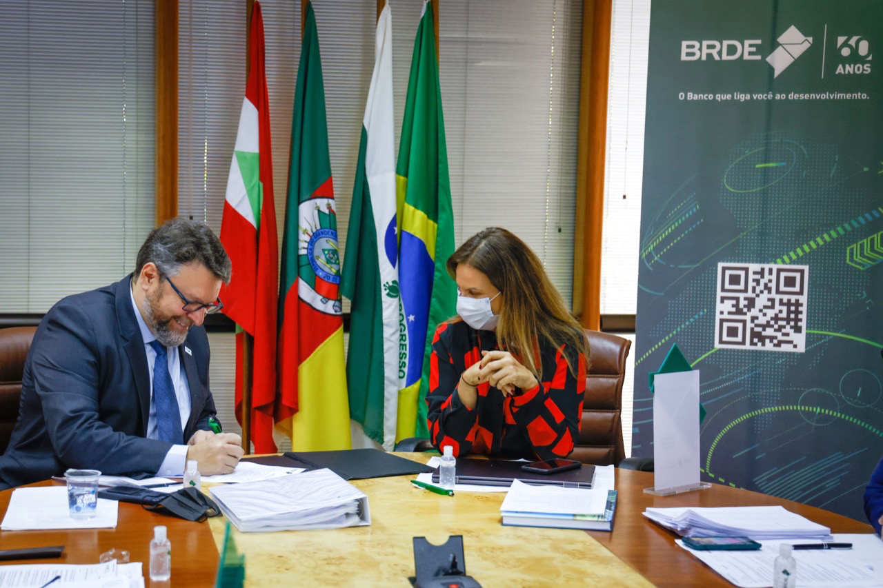 O paranaense Wilson Bley Lipsky assumiu nesta quarta-feira (3) a presidência do Banco Regional de Desenvolvimento do Extremo Sul (BRDE). Até então ele ocupava os cargos de vice-presidente e diretor de Operações da instituição. O banco atua nos três estados do Sul ? Paraná, Santa Catarina e Rio Grande do Sul ? e no Mato Grosso do Sul. - Curitiba, 03/11/2021 - Foto: BRDE